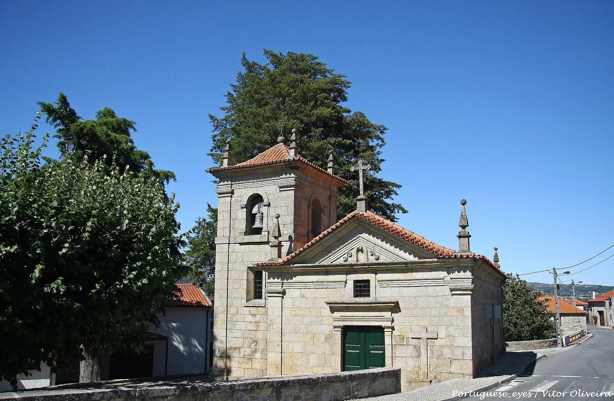 Photo showing: Construída na margem esquerda do rio Guimar, ou de Arados, a Igreja de Penso é dedicada a S. Sebastião, o Divino Mártir, e é a obra monumental mais importante da freguesia.  Data de uma época em que na povoação muitas outras obras de vulto se edificaram, a avaliar pelos muros, casas, portais e quinteiros ainda hoje existentes.  A construção, de 1722, de estilo neo-clássico, é sóbria, elegante, simples e digna. Esta igreja foi mandada reformar em 1919 por F. H. Pinto, e  foi renovada recentemente, destacando-se a ampliação da sacristia, com a abertura da capela do senhor dos Aflitos (1951), colocação do relógio na torre, telhado novo, bancos, electrificação da igreja (1962), modificação nas mesas dos altares (1971), remoção do altar do S. Coração de Jesus e instalação sonora (1975). www.cm-sernancelhe.pt/igrejas