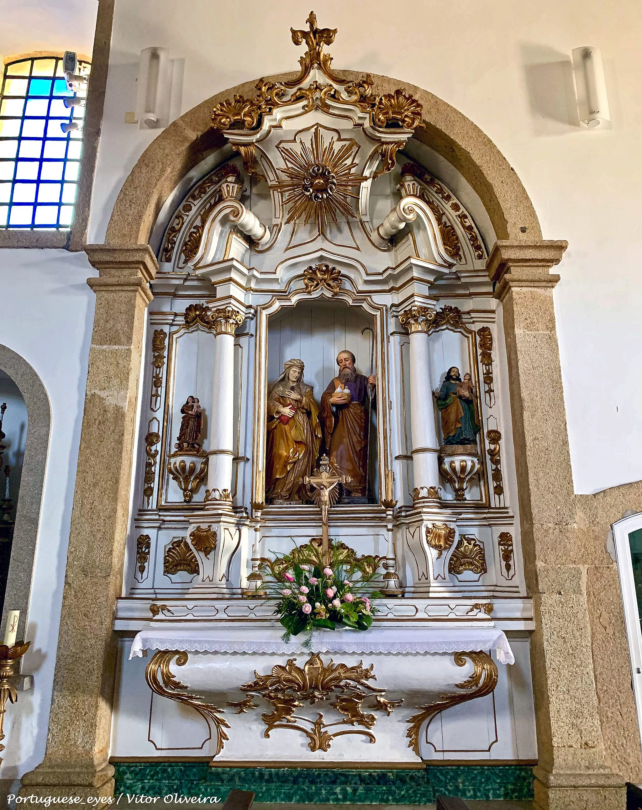 Photo showing: Igreja de planta longitudinal constituída por uma nave, uma capela-mor mais baixa e estreita, uma sacristia e uma capela lateral adossadas à fachada lateral esquerda. No interior, destaque para os cunhais em forma de pilastras toscanas na nave e na capela-mor. www.allaboutportugal.pt/pt/albergaria-a-velha/monumentos/...