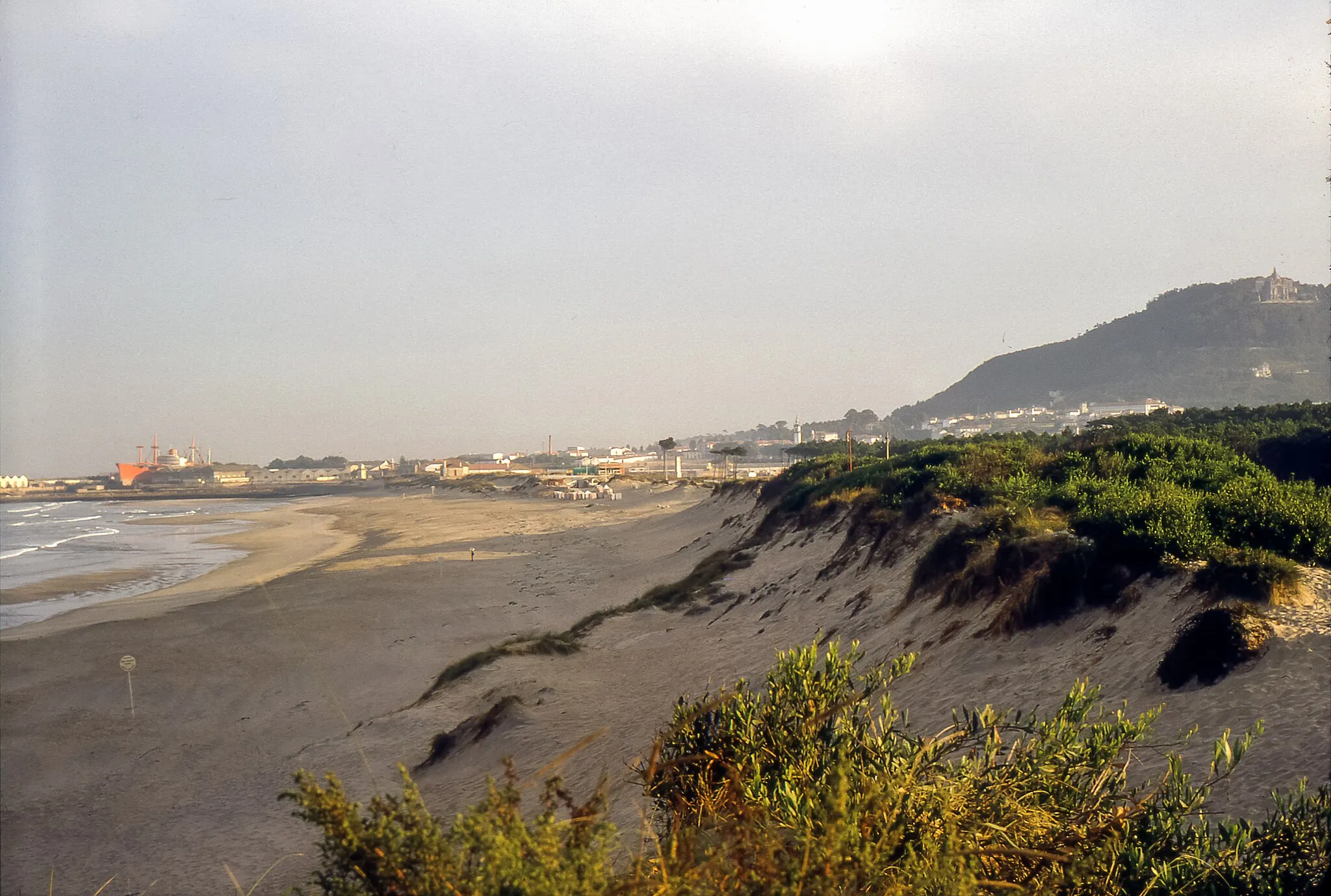 Photo showing: Seen from the southern beach, the estuary of the Lima, the shipyards now disappeared and the Mount St. Lucia.