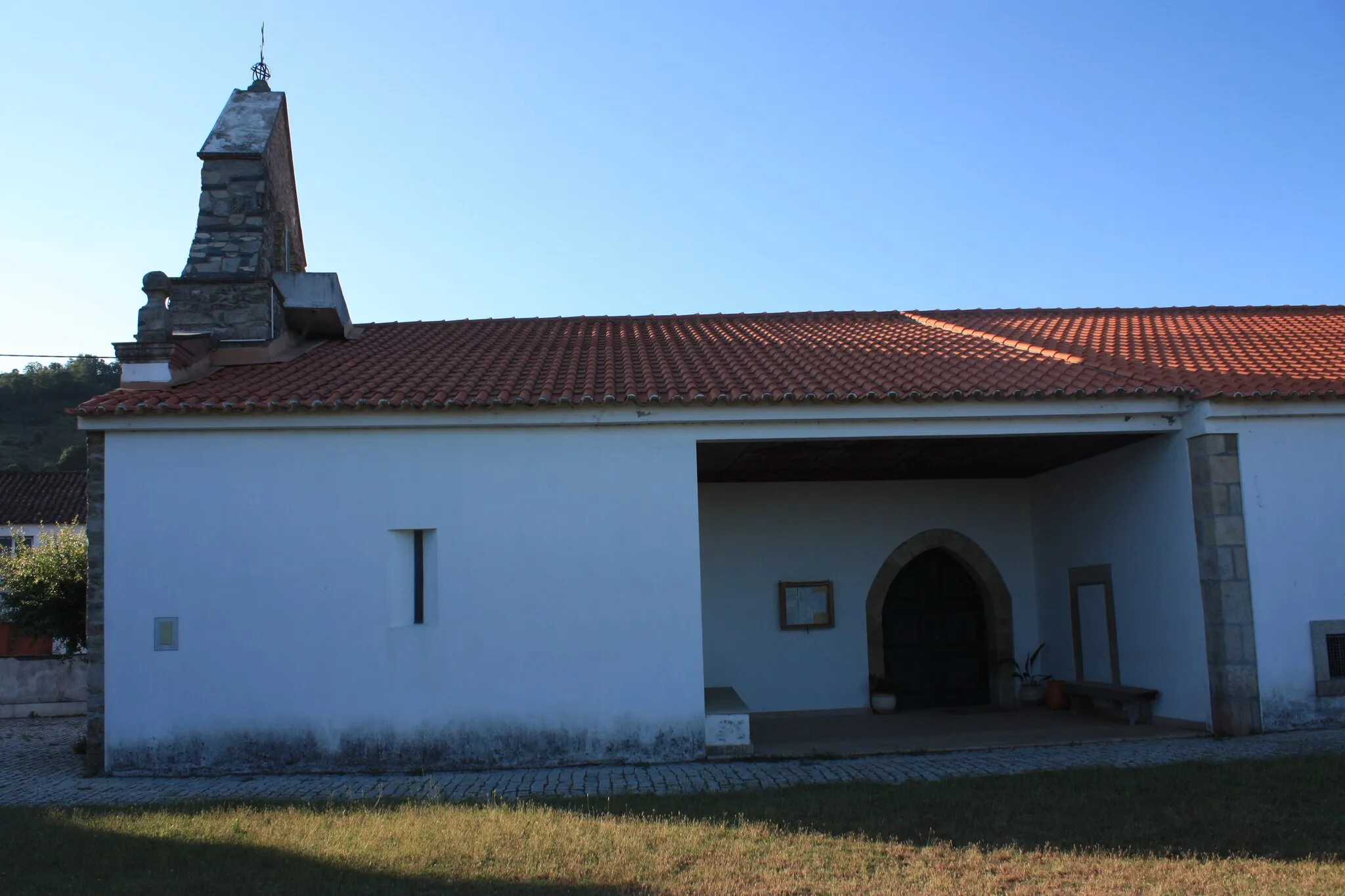 Photo showing: A Igreja Paroquial de Quintela de Lampaças situa-se na Rua 25 de Abril (EN15), na freguesia de Quintela de Lampaças, concelho e distrito de Bragança, Trás-os-Montes, Portugal.