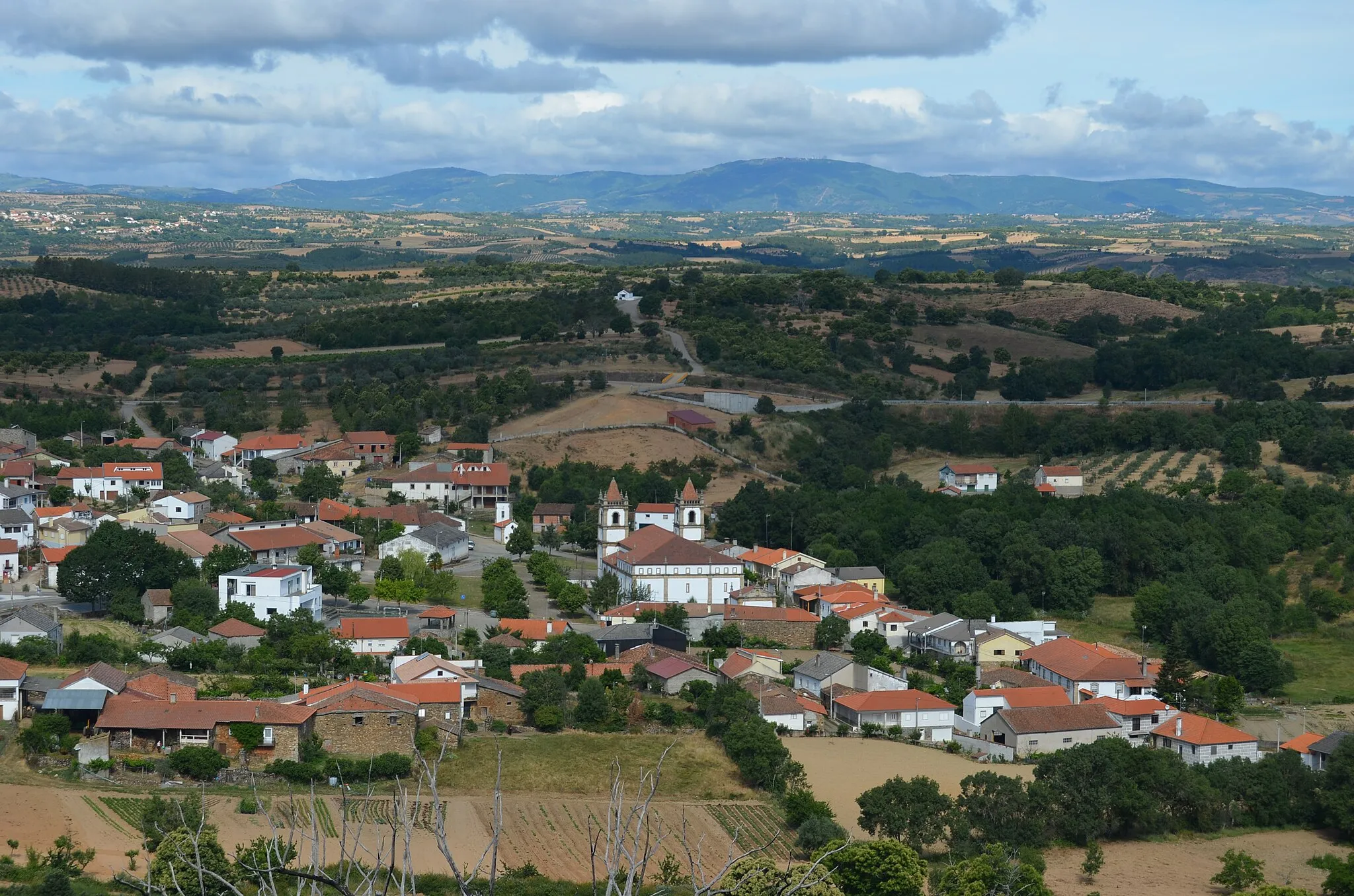 Photo showing: A view over Outeiro