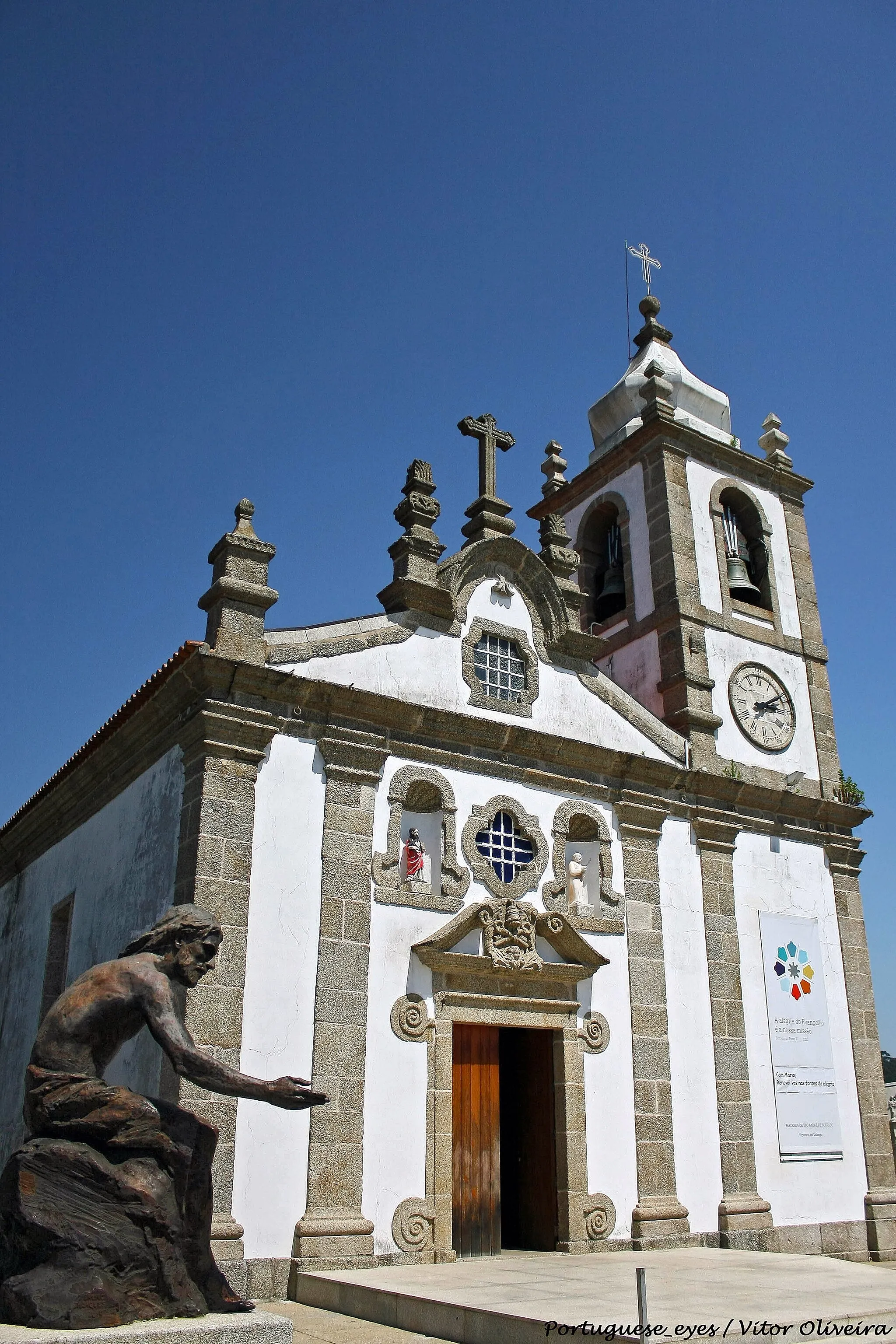 Photo showing: A igreja de construção seiscentista (1671) de uma só nave e harmoniosa traça barroca é dedicada a S.to André. A maior parte do seu património é do séc. XVIII. Ostenta no seu interior azulejo decorativo e talha dourada que tornam este templo no expoente máximo do barroco no concelho de Valongo. O retábulo mor, feito num período de coexistência do barroco com o rococó, recebe duas bem conseguidas imagens de S.to André e de S. Francisco de Assis. A sobrepujar o retábulo duas curiosas alegorias à Fé e à Esperança. De destaque é ainda o perfeito trabalho de talha do teto da capela-mor, que mais parecem bordados executados em madeira, onde se encontram representados desde aves a anjos músicos. A Ceia de Cristo, do famoso pintor Francisco José de Resende, é digna de destaque. A edificação da torre sineira é um projeto posterior, concluída somente em 1874. A casa paroquial de 1691 foi alvo de intervenções recentes. Na envolvente encontra-se um fontanário granítico também barroco. No Passal, onde existe um cruzeiro e um elemento escultórico dedicado aos Bugios e Mourisqueiros, é onde, no dia de S. João, decorrem as tradicionais Bugiadas e Mouriscadas.

Dados do mapa ©2017 Google
Termos de Utilização
Comunicar um erro no mapa

Mapa
Satélite
Largo do Passal,
4440-337 Sobrado Valongo
+351 224 111 234
geral@paroquiadesobrado.pt
8h-18h.

Encerra à 2.ª feira.