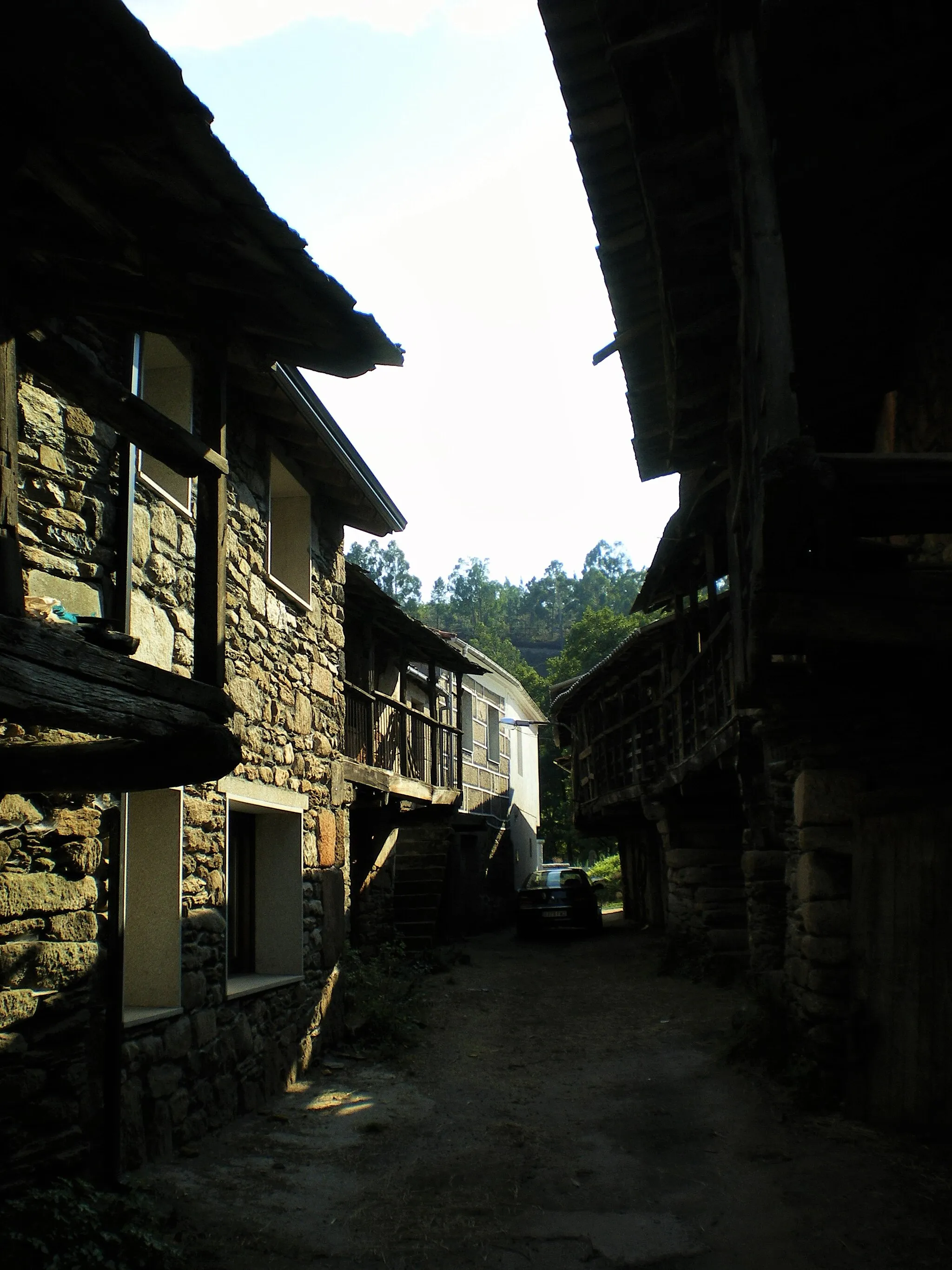 Photo showing: Soutelo Verde - Calle con casas antiguas conservadas