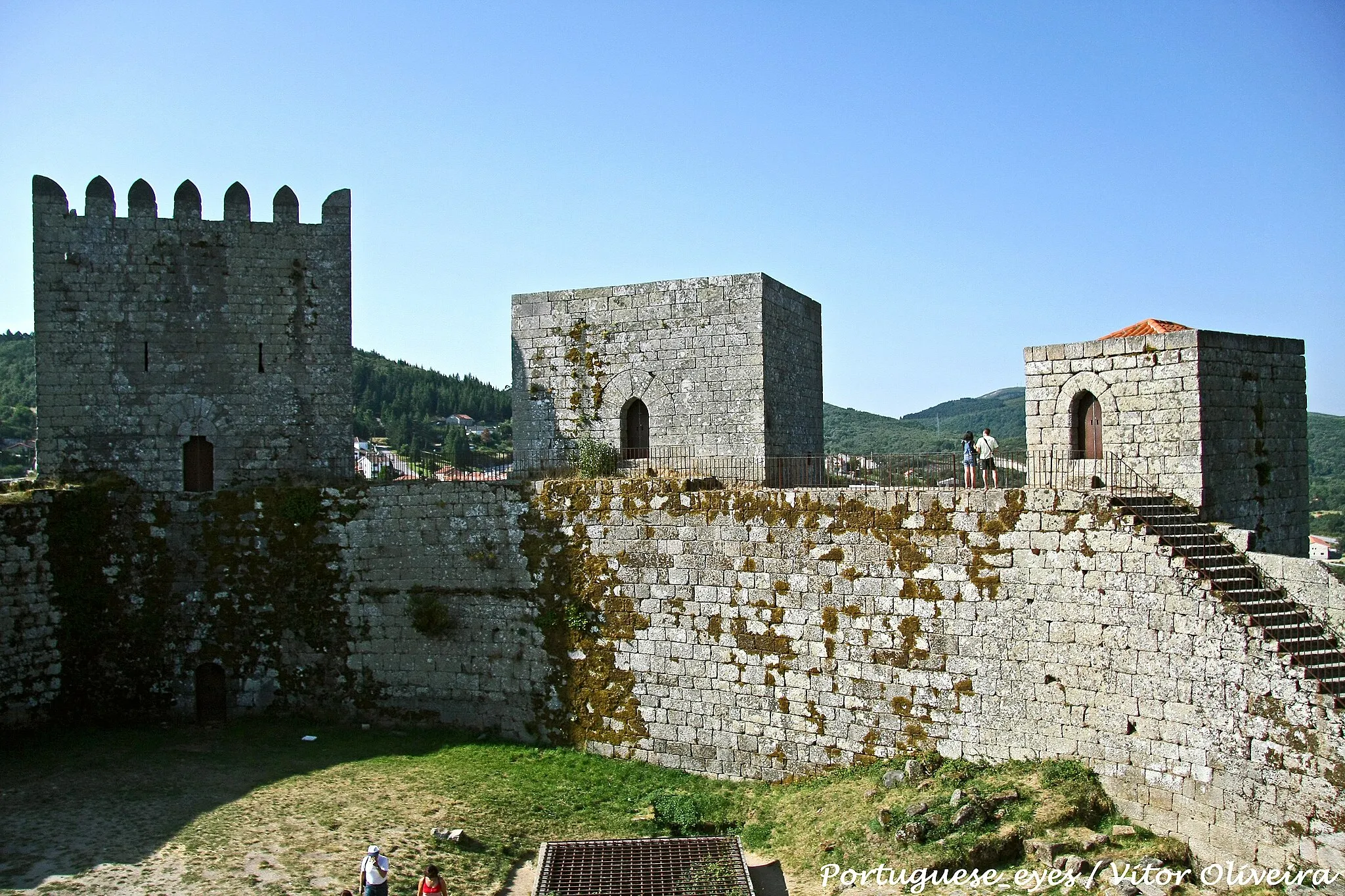 Photo showing: O castelo de Montalegre tem o início da sua construção atribuída ao rei D. Afonso III, por volta de 1270, mas as obras continuaram nos reinados seguintes e ainda no reinado de D. Afonso IV, por volta de 1330, há referências a obras, nomeadamente à construção da Torre de Menagem.
As preocupações com esta fortificação justificavam-se com a necessidade de defesa da fronteira, do reino de Portugal, de que esta região fez parte a partir da independência e que ao longo de séculos foi ameaçada por Castela.
O local onde foi edificada apresenta testemunhos de uma ocupação remota, provavelmente com um castro pré-histórico e depois pelos romanos, visigodos, muçulmanos e voltou à posse cristã a partir do século VIII.
Durante a crise de 1383, devido à morte do rei D. Fernando, sem herdeiros masculinos, com sua filha D. Beatriz, casada com o rei de Castela, a reclamar o trono português, o que não interessava por significar a perda da independência, este castelo tomou o partido de D. Beatriz.
A resolução da crise passava pela possibilidade de subir ao trono, ou o filho do Rei Pedro I e Inês de Castro, a viver em Castela, ou João, Grão-Mestre de Aviz, filho de D. Pedro I e da aia de Inês de Castro, Teresa Lourenço, optou-se então pelo segundo, e uma guerra com Castela, que estava ao lado de D. Beatriz.
Já no final desta guerra, por volta de 1385, o castelo foi submetido pelas forças de D. João I, que o doou ao Condestável, D. Nuno Álvares Pereira. Depois de 1640, com a Guerra da Restauração da independência portuguesa a estrutura defensiva foi modernizada para utilizar artilharia.
Classificado como Monumento Nacional, recebeu já no século XX, obras restauro e nele foi instalado um núcleo museológico. www.guiadacidade.pt/portugal/index.php?G=monumentos.ver&a...

See where this picture was taken. [?]