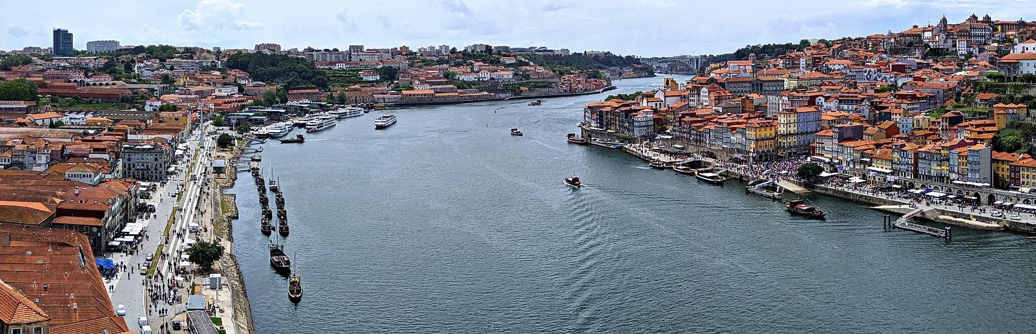 Photo showing: Panoramic view of Vila Nova de Gaia (left), the Douro River, and Porto (right) pano from Dom Luís I Bridge