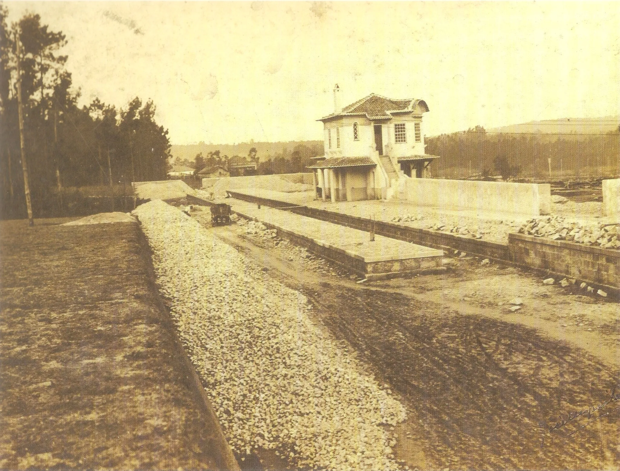 Photo showing: Castelo Maia Railway Station under construction. It was part of the Guimarães Railway, in northern Portugal.