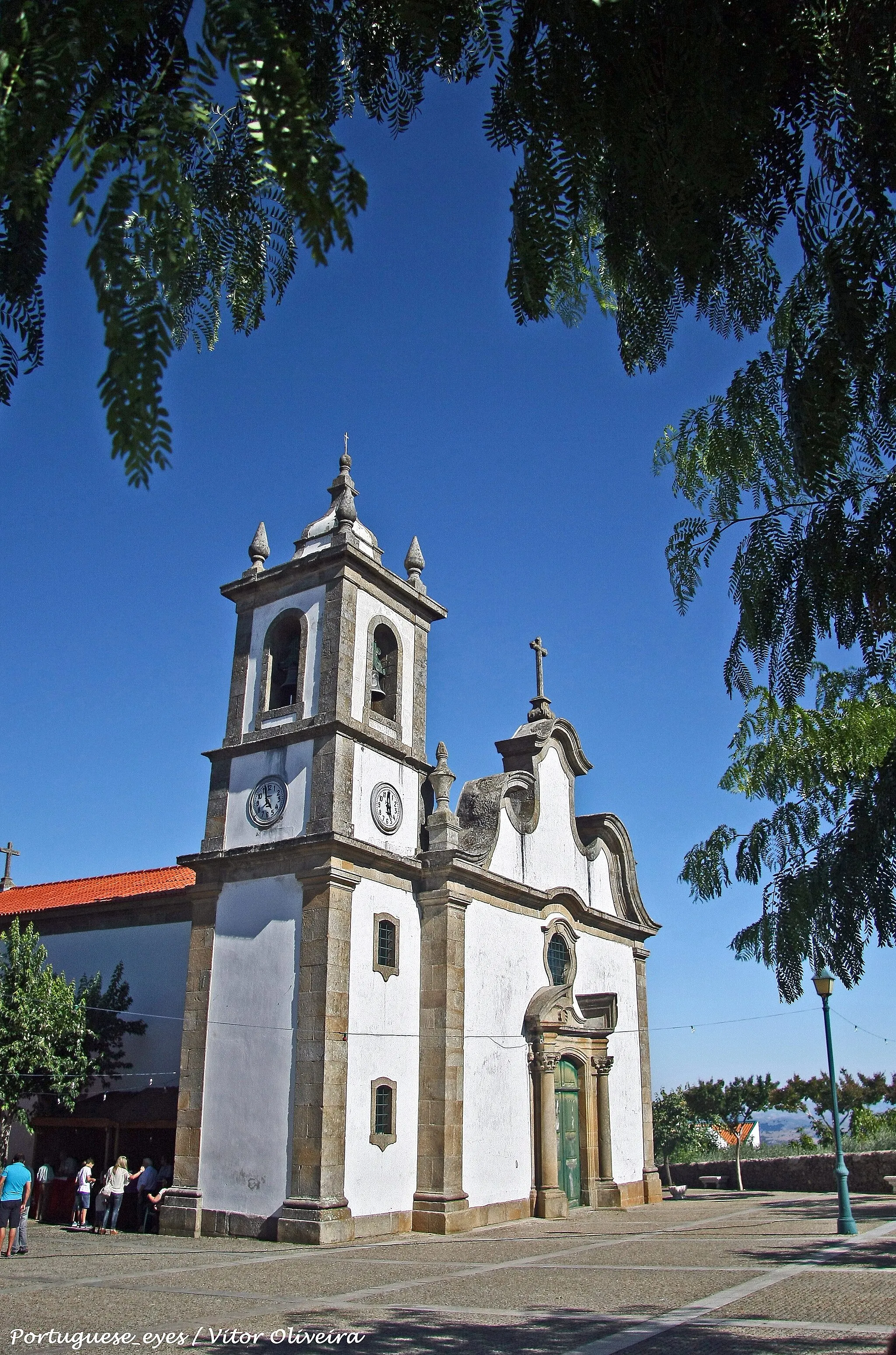 Photo showing: Esta igreja, dedicada a Nossa Senhora da Assunção, foi terminada no século XVIII e são visíveis as influências barrocas e neoclássicas.

Apresenta planta longitudinal, com capela-mor mais baixa e mais estreita que a nave, uma torre sineira no plano da fachada, a sacristia do lado Norte e, do lado oposto, um anexo denominado Casa das Almas. No interior da igreja são de destacar os altares da talha dourada de estilo rococó e ainda o retábulo-mor. www.culturanorte.pt/pt/patrimonio/igreja-matriz-de-sambade/