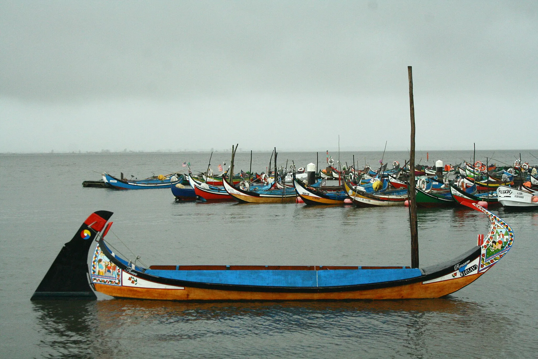 Photo showing: Barco moliceiro en la Ría de Aveiro, próximo a la Reserva Natural de las Dunas de Sao Jacinto (Portugal).