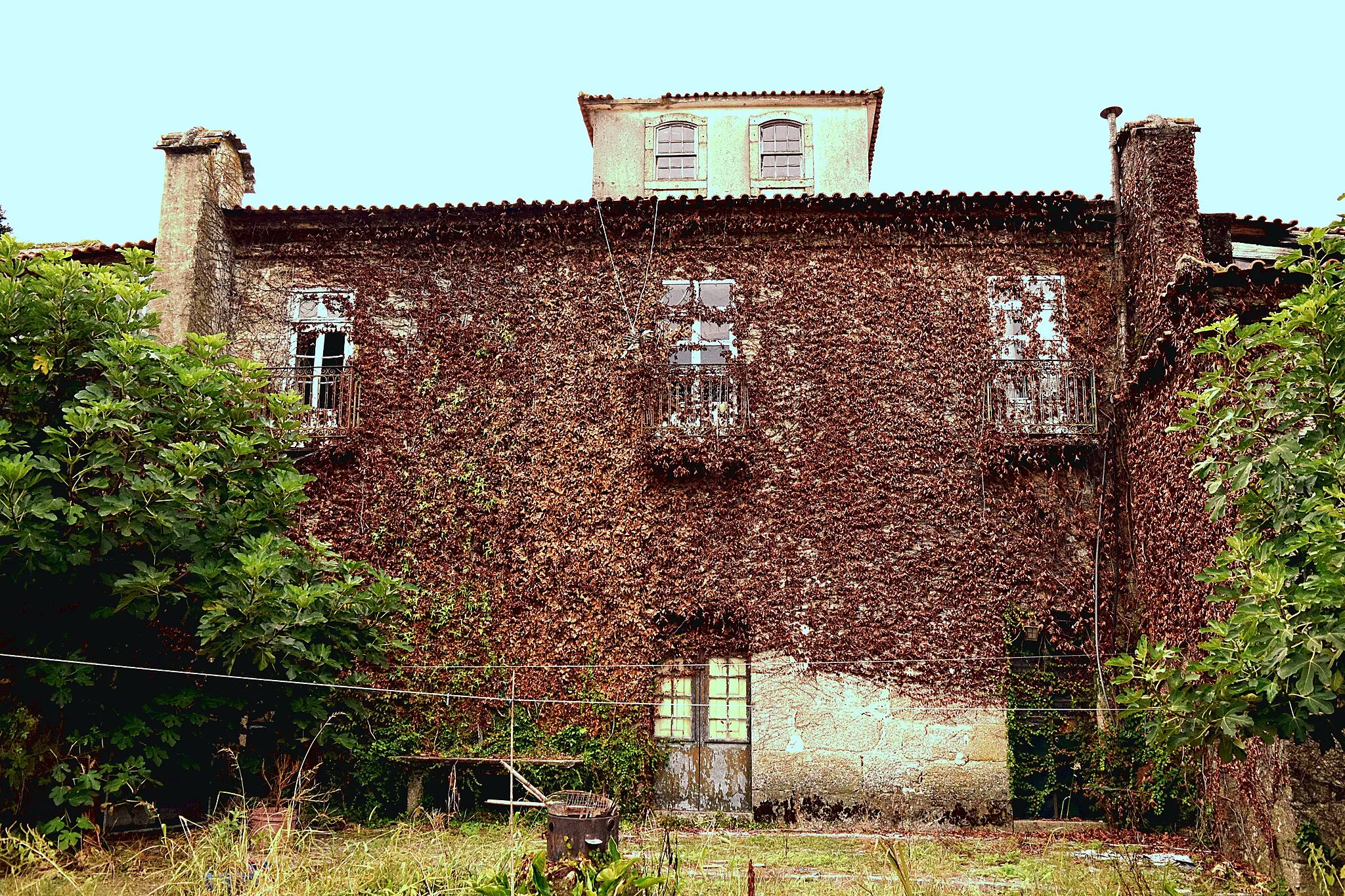 Photo showing: Casa de Sá, portão armoriado, capela de Santa Ana, dependências anexas, terreiro e jardim - casa em Vizela, Portugal