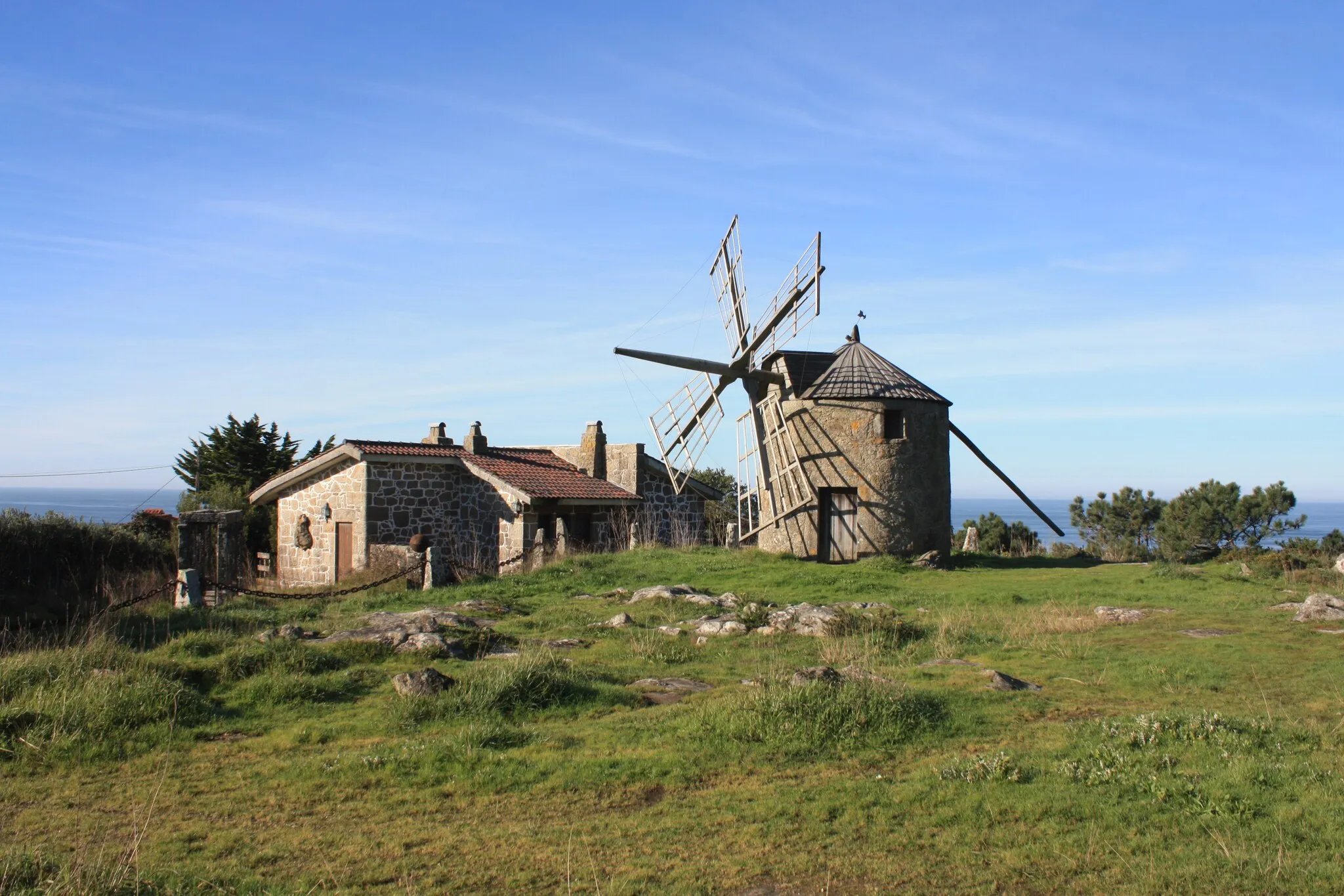 Photo showing: Moinhos de vento existentes no lugar de Montedor - moinho em Viana do Castelo, Portugal
