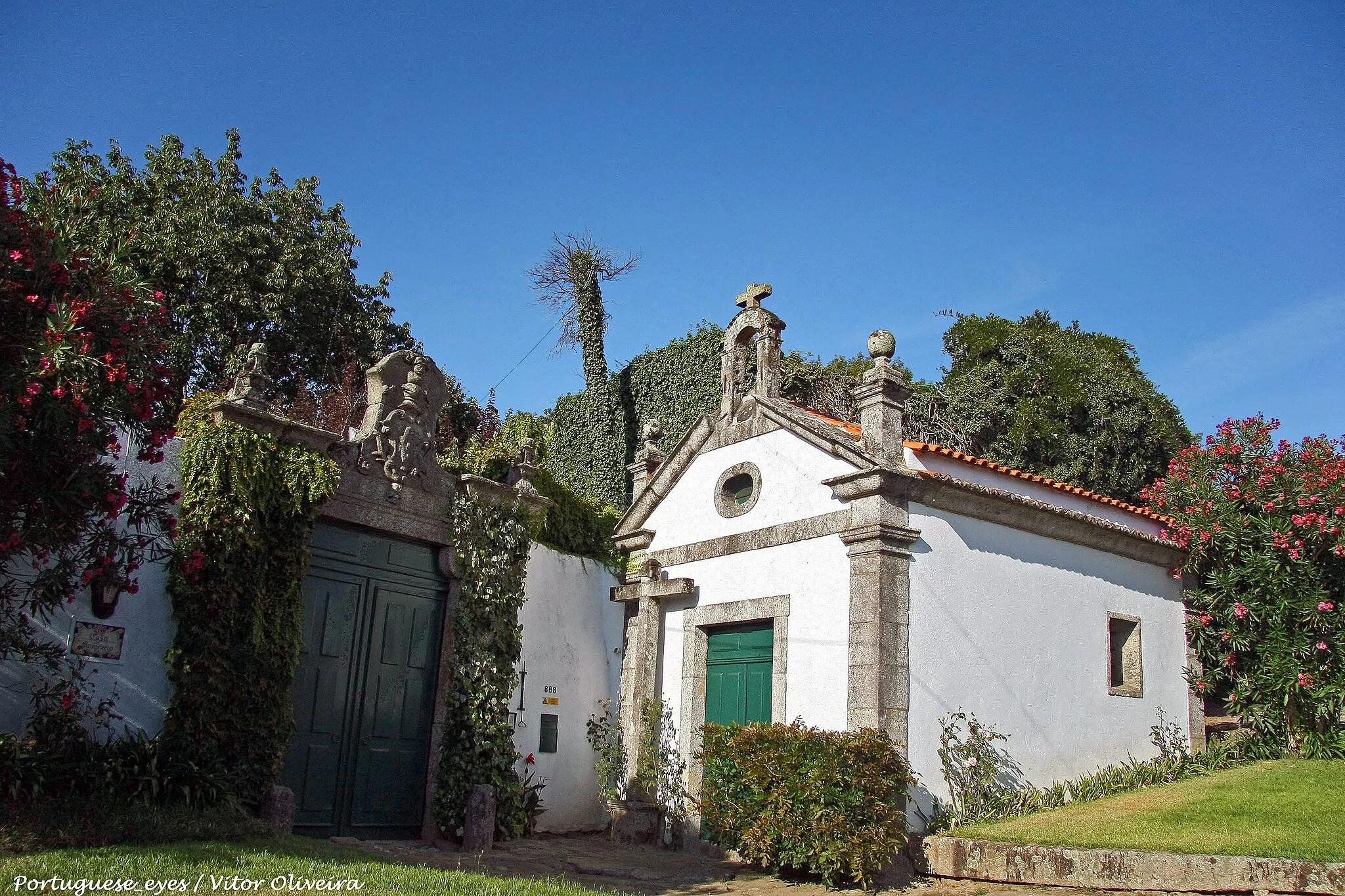 Photo showing: A Casa de Montezelo é um edifício do século XVII totalmente destinado à organização de eventos sociais e empresariais. A personalização dos serviços prestados é a chave para o sucesso dos serviços que organizam. A  equipa de profissionais está atenta a todos os detalhes que tornam a sua festa inesquecível. Relaxe e divirta-se na companhia dos seus convidados. A Casa de Montezelo cuida de todos os pormenores.
Ementas personalizadas, cozinha de reconhecida qualidade, onde a divulgação da gastronomia tradicional Portuguesa é desde sempre a grande aposta. A decoração é concebida à imagem do seu evento. O importante é criar um ambiente acolhedor. A decoração é como um pano de fundo que dá o tom à festa. Surpreender e divertir os convidados é garantia de sucesso e boa disposição. Músicos, mimos, caricaturista, animador, fogo-de-artifício, largadas de balões, jogos tradicionais, as possibilidades são infinitas...  Serviços de apoio como: baby-sitter, fotógrafo, transferes de autocarro ou táxi e meios audiovisuais podem fazer toda a diferença!

www.zankyou.pt/f/casa-de-montezelo-2910