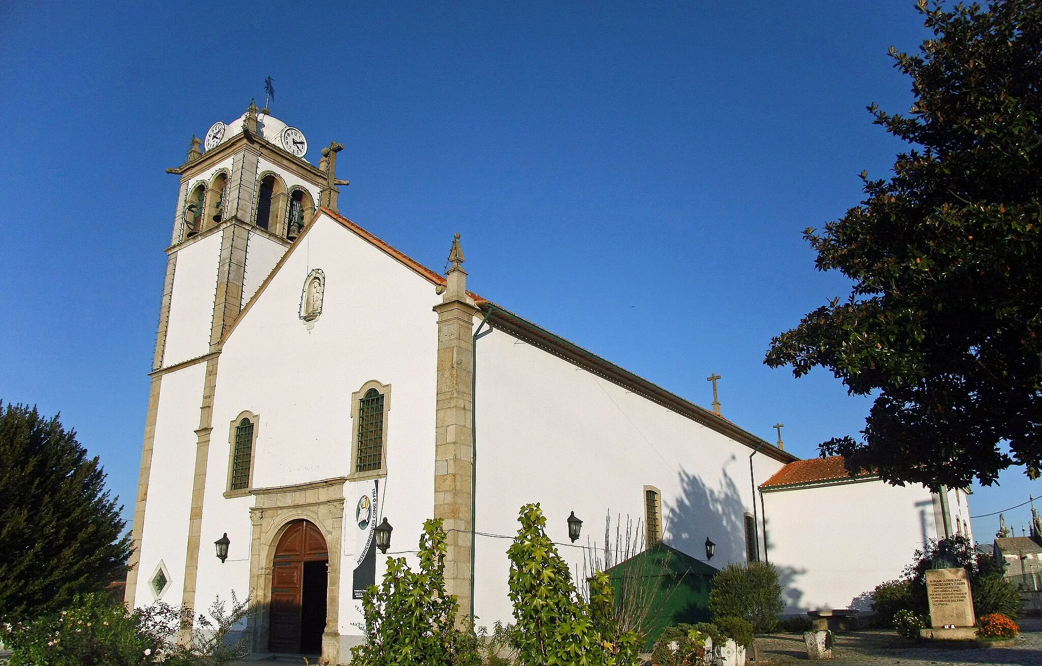 Photo showing: Igreja São Tiago
Rua da Igreja
Da fachada do templo, construído no século XVIII, destaca-se a porta principal, do século XVI, ladeada por duas pilastras coríntias assentes em pedestais, a torre sineira e, o nicho da frontaria, com a escultura de S. Tiago, em calcário, pertencente ao século XV.

A Igreja alberga no seu interior duas lápides, uma do século XVII e outra do século XIII. A primeira esclarece a descoberta da segunda e promovem a sagração da igreja anterior construída na Idade Média. http://www.cm-estarreja.pt/patrimonio_religioso