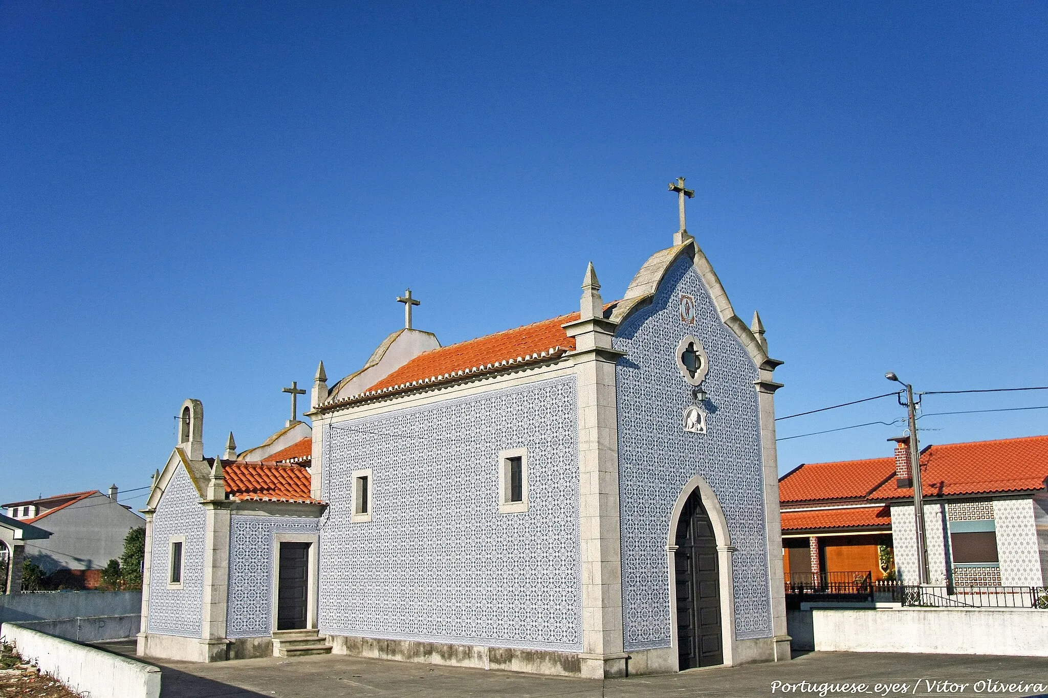 Photo showing: A Capela de Santa Luzia situa-se na freguesia de Veiros, concelho de Estarreja.
Não se sabe a época da sua fundação, mas deve ser antiquíssima pois no ano de 1876, estando em estado de iminente ruína e tratando-se de a reedificar desde as fundações, encontraram-se meio soterrados na urna do altar, que era de pedra, umas antiquíssimas imagens também de pedra. Estas eram provavelmente as primitivas da capela, sendo que as actuais, de madeira, também já revelam bastante antiguidade.

Apareceu igualmente ali um friso grande, com uma escultura desconhecida. Foi, naturalmente, topo ou remate do primeiro altar. Aqui se celebra anualmente, a 13 de Dezembro, uma boa festa. terrasdeportugal.wikidot.com/capela-de-santa-luzia