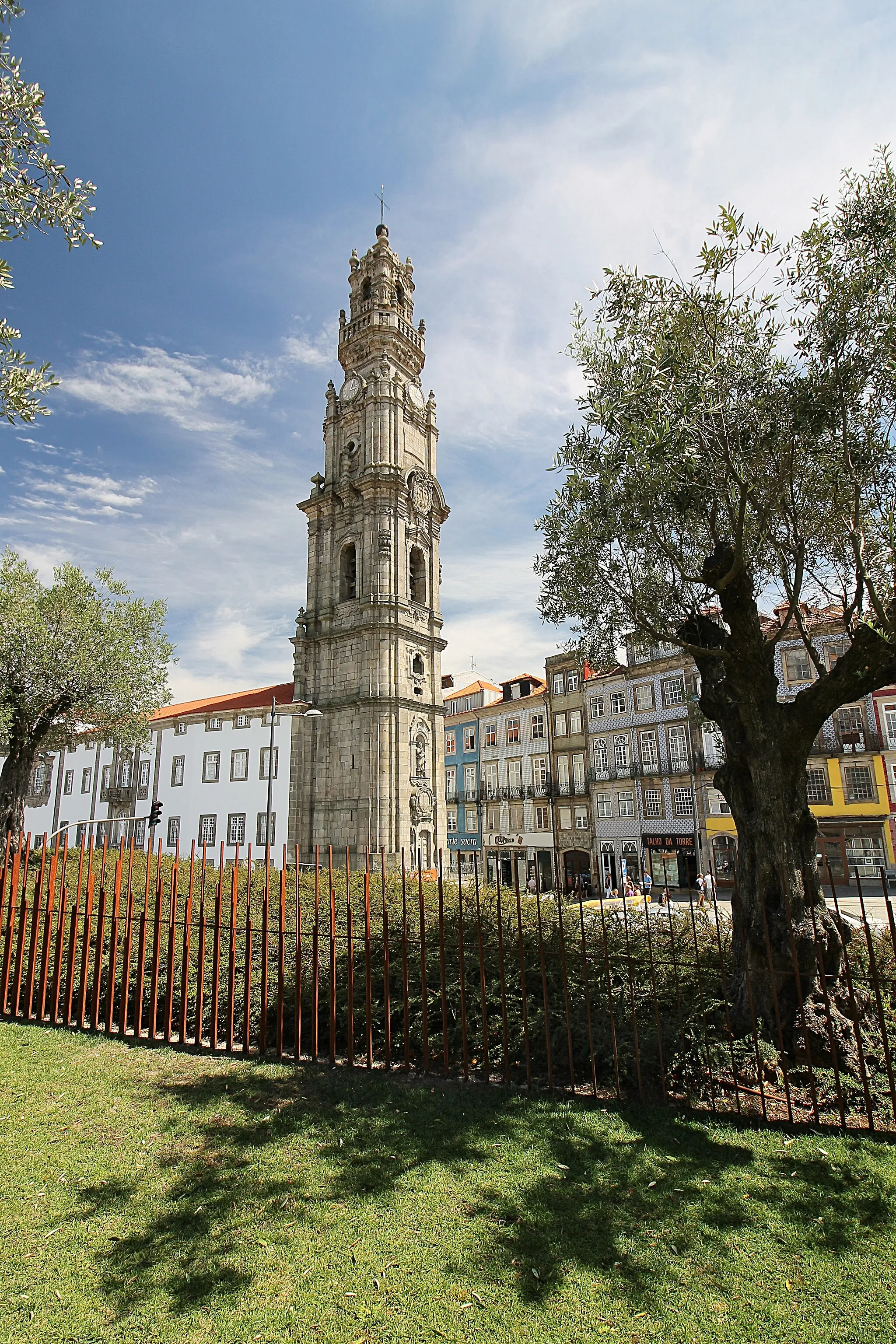 Photo showing: Igreja dos Clérigos est une église de style baroque construite au 18ème siècle par l'architecte Nicolau Nasoni. Dominée par un grand clocher de 75 mètres, c'est la plus haute tour du Portugal. On accède à son sommet par un escalier, d’où le panorama sur la ville est unique.