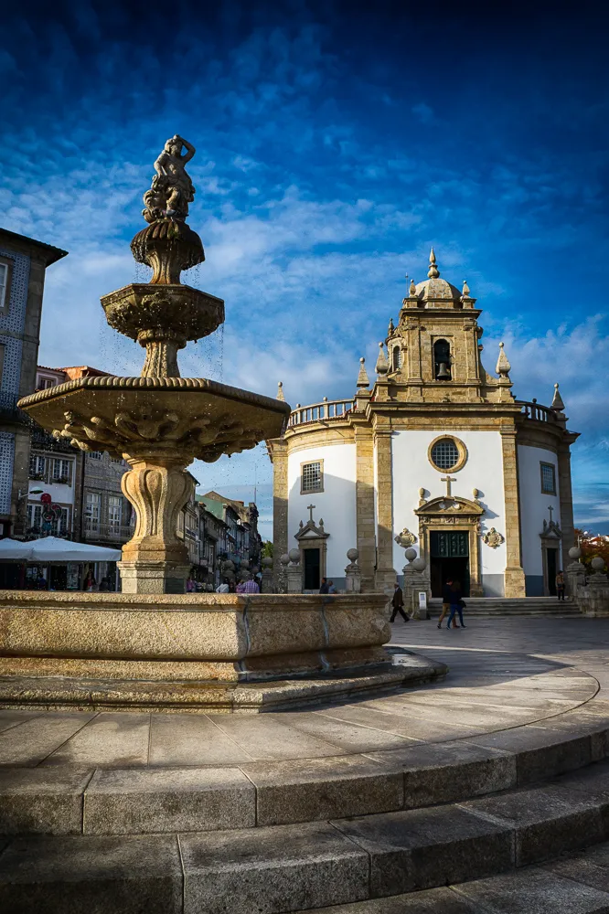 Photo showing: Barcelos is a city in the Minho Province, in the north of Portugal. The town is famous for its legendary symbol…a rooster (known as “O Galo de Barcelos”).

There’s many versions of this legend, but one tells: bit.ly/1NjVNx8