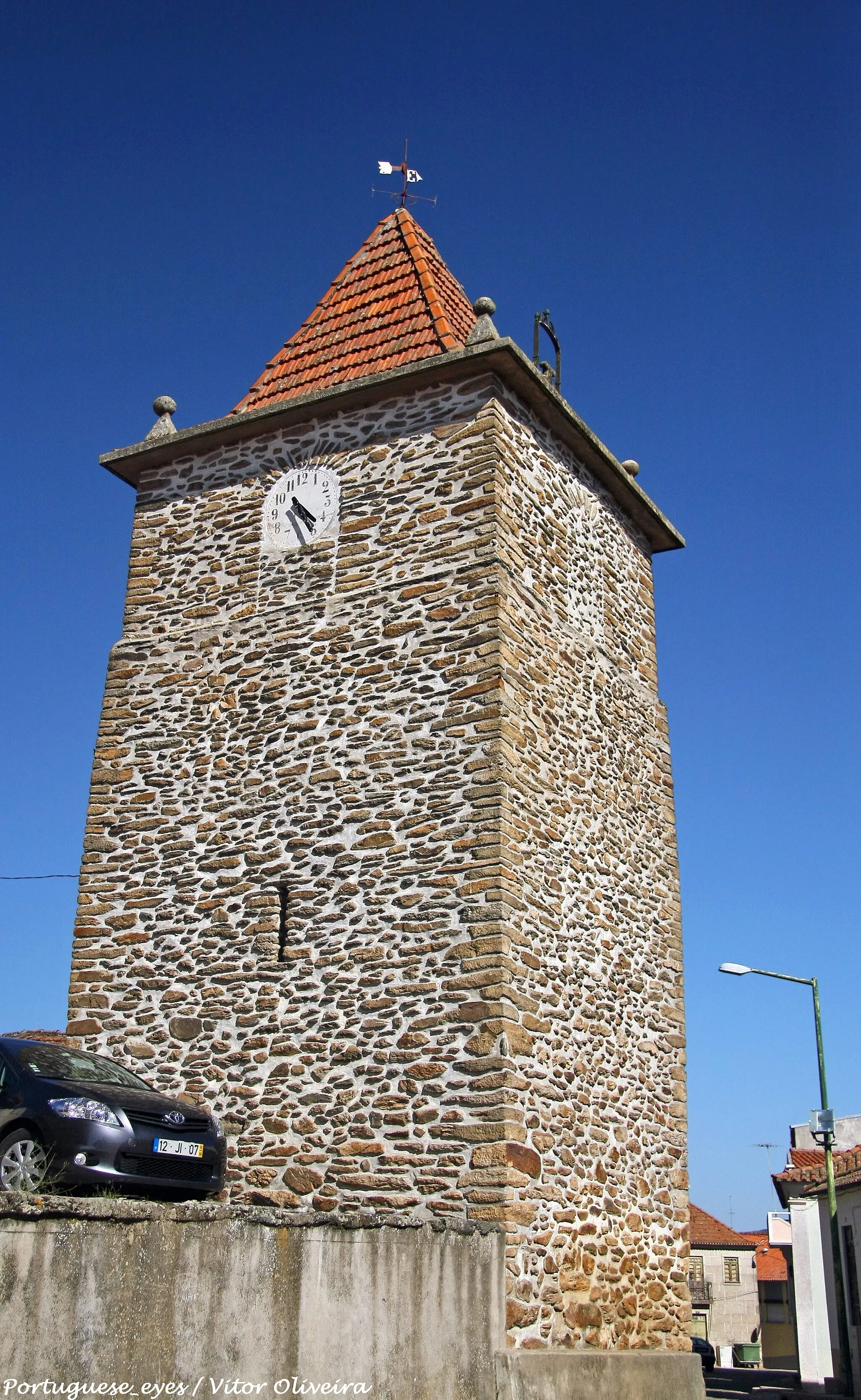 Photo showing: Torre medieval de planta quadrangular em aparelho de alvenaria de xisto, integrando provavelmente uma muralha medieval, e remodelada na Época Contemporânea.
Acesso: Rua do Relógio.

Protecção: Proposto como Imóvel de Interesse Público pelo PDM de Alfândega da Fé, DR 241 de 18 Outubro 1994. www.cm-alfandegadafe.pt/patrimonio/64