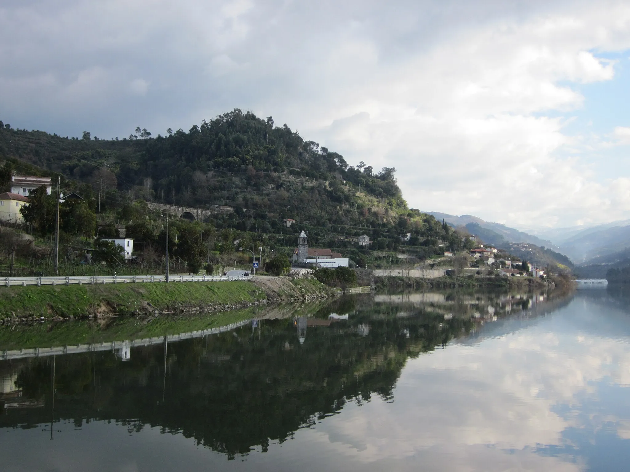 Photo showing: View of Porto Manso, Baião, Portugal.