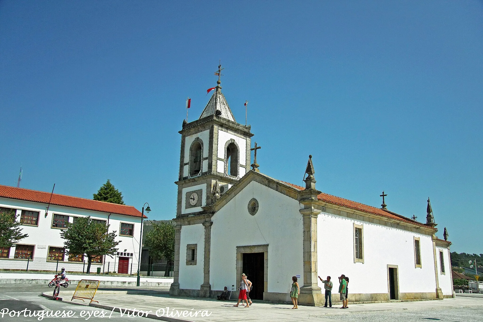 Photo showing: Datada de 1880, é uma igreja de estilo sóbrio, com planta rectangular, cuja fachada é encimada por um óculo oval e ladeada por uma torre sineira de quatro lados. Ao centro da torre destaca-se um relógio do final do século XIX. O templo foi objecto de restauro em 1994. www.lifecooler.com/portugal/patrimonio/IgrejaParoquialdeB...

See where this picture was taken. [?]