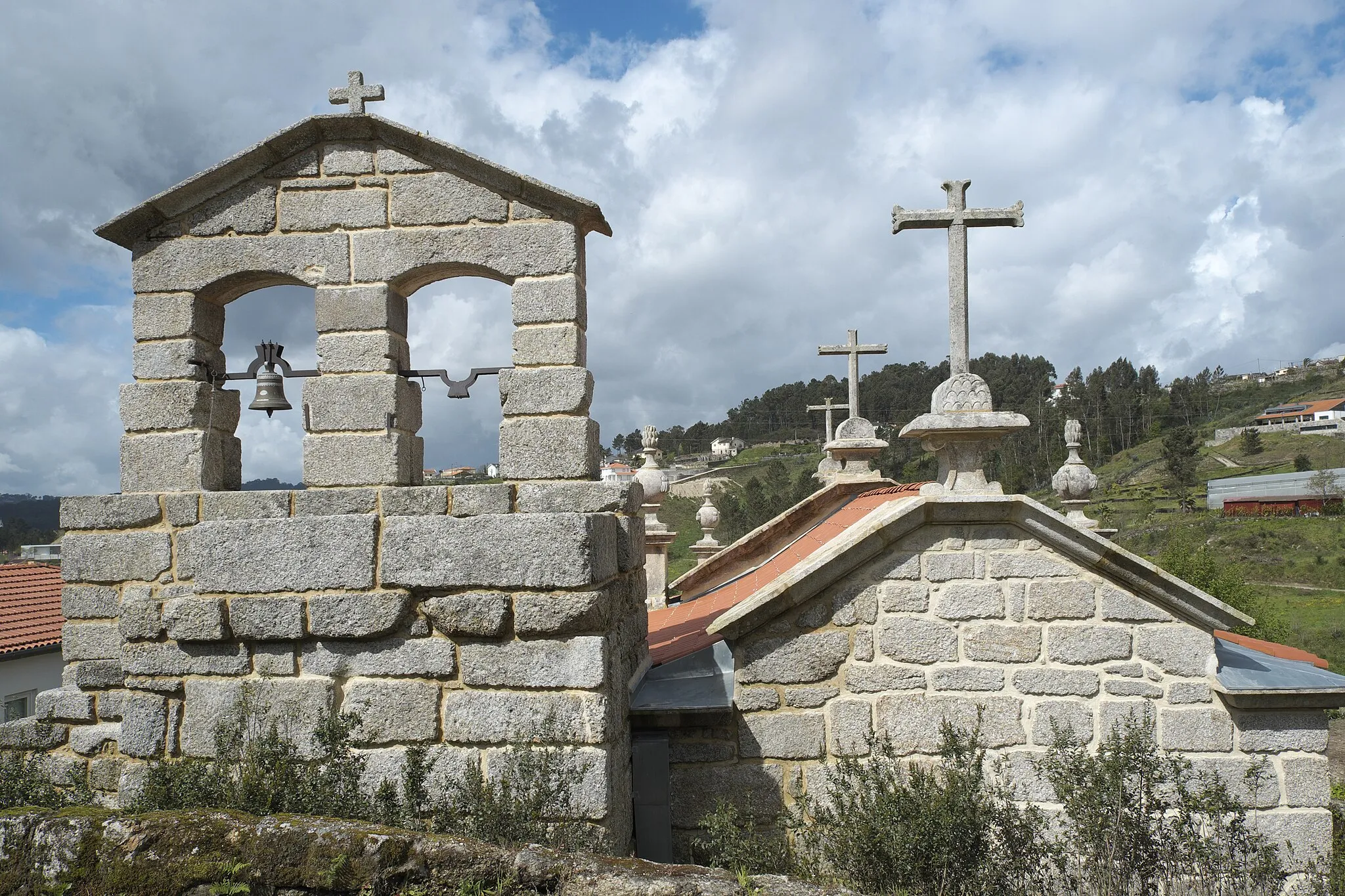 Photo showing: Romanische Kirche São Salvador in Real (Amarante), einem zur Stadt Amarante gehörenden Ort im Distrikt Porto in Nordportugal, Glockengiebel