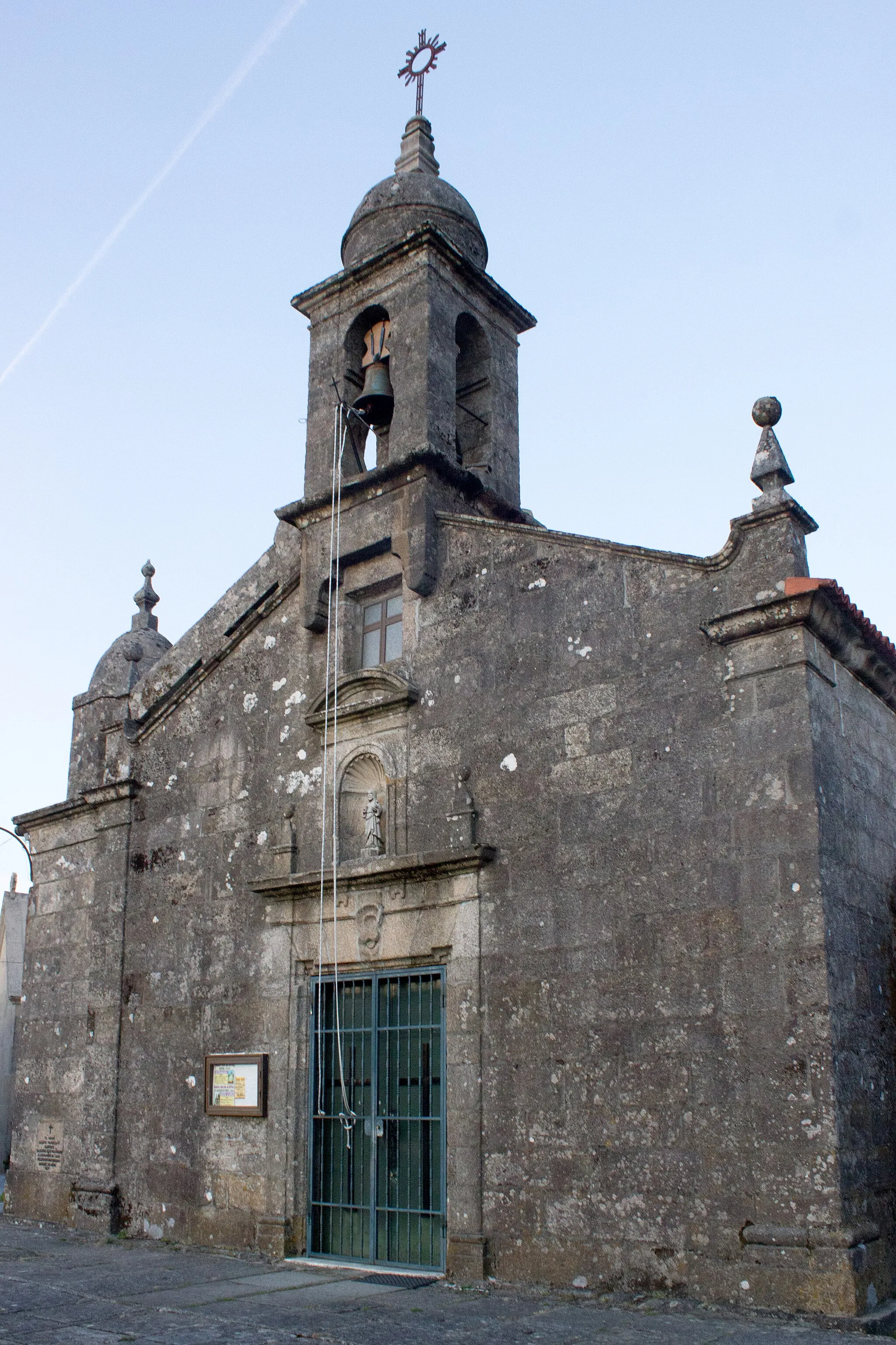 Photo showing: Igrexa de San Salvador de Maceira no concello de Covelo.