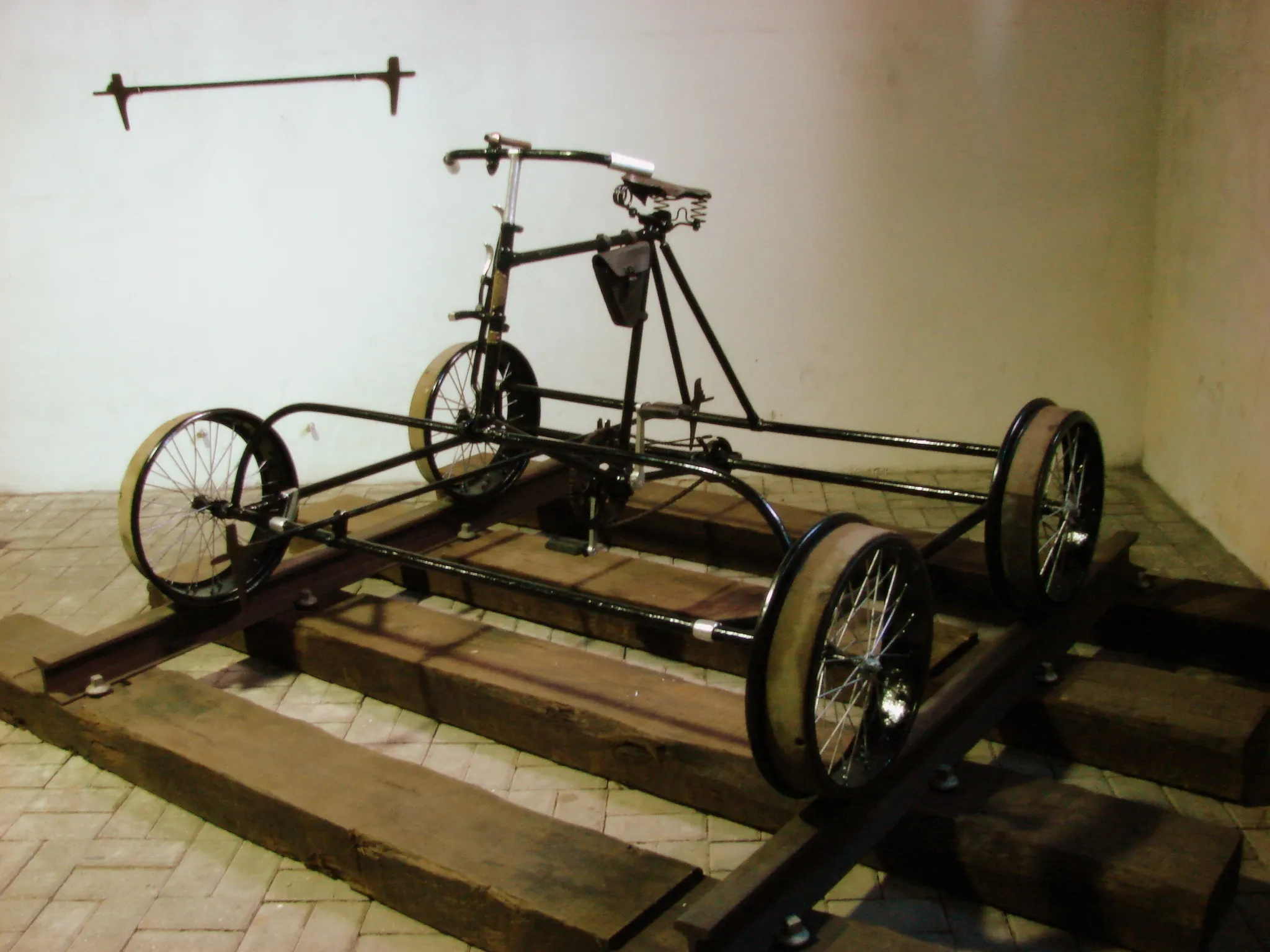 Photo showing: Quadriciclo a pedal usado pelos oficiais da CP para se deslocar nas linhas de caminhos de ferro.