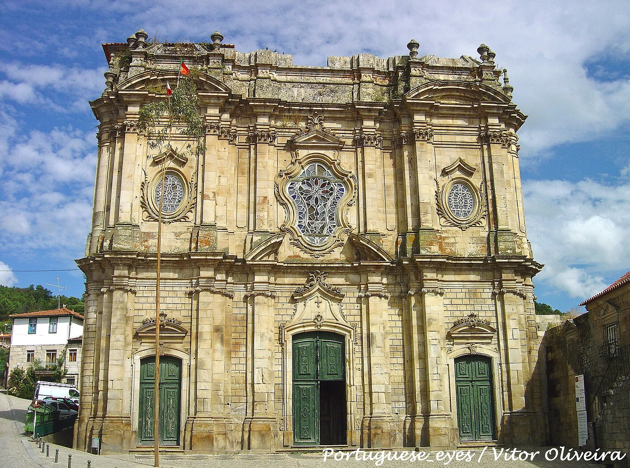 Photo showing: Fundado no século XII, o Mosteiro de Salzedas apresenta raros vestígios da edificação primitiva.
O conjunto que chegou aos nossos dias resulta das profundas campanhas de obras dos séculos XVI, XVII e XVIII, quando se construíram os dois claustros subsistentes, se remodelou o espaço interior da igreja e se refez completamente a fachada.
Destaca-se na sacristia, entre outras peças de grande valor artístico, o ciclo de pinturas de Bento Coelho da Silveira, bem como, na cerca, a capela do Desterro, de elegante planta centralizada. www.ippar.pt/patrimonio/itinerarios/cister/circ_cister.html

See where this picture was taken. [?]