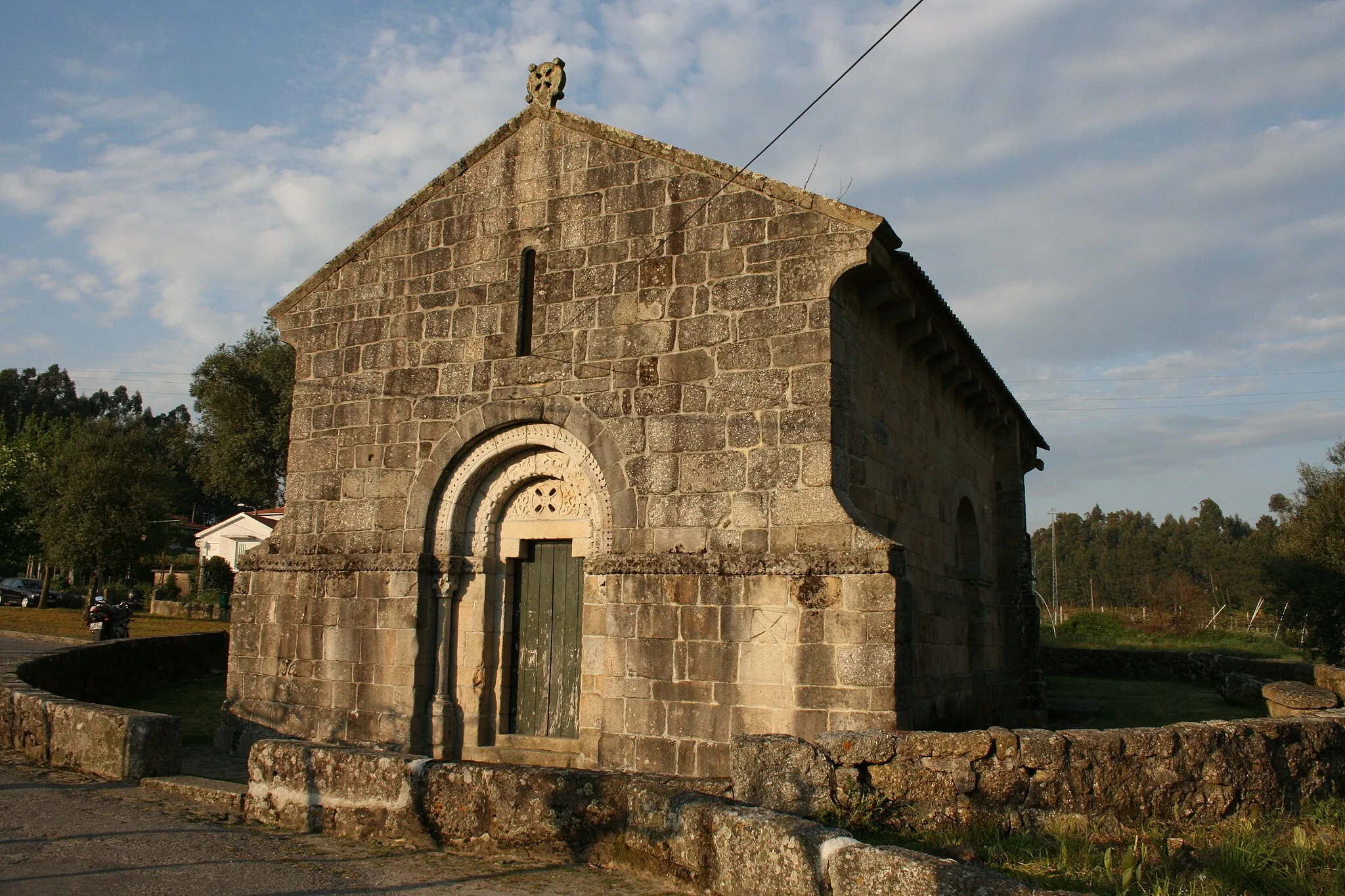 Photo showing: Vista geral da Igreja do Mosteiro de Santa Maria de Arnoso