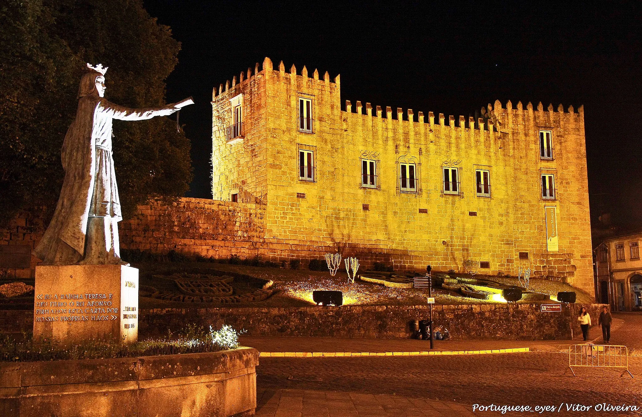 Photo showing: O Paço do Marquês data do séc. XIV/XV, edifício de estilo gótico e manuelino. ( a data
provável de construção é 1464). Foi a residência de D. Leonel de Lima, Senhor que tinha foros
no concelho, Alcaide de Ponte de Lima e Visconde de Vila Nova de Cerveira.
D. Leonel de Lima era filho de Fernão Eanes de Limia, fidalgo galego que apoiou D. João I no
cerco contra Castela. Foi figura importante entre os fidalgos. D. Afonso V atribuiu-lhe o título de
Alcaide- Mor de Ponte de Lima. Com autorização de D. Afonso V, mandou construir o Paço do
Marquês para sua residência e deu-lhe a forma de castelo, pois o objectivo era ter forma de
defesa na luta contra os castelhanos.
Ramalho Ortigão, nas "Farpas", vol.I escreve:
"... Um dos raros edifícios que ainda aqui se conservam de pé e o palácio dos antigos
alcaides-mores, viscondes de Vila Nova de Cerveira desde Afonso V, mais tarde marqueses de
Ponte de Lima e primeira das famílias portuguesas cujo morgado teve o título de visconde.
Este palácio, edificado numa das portas roqueiras da vila, que daí se chamou porta do paço
dos viscondes, é uma linda construção do séc. XVI. A fachada, de uma leve e elegante curva
reentrante, ladeada de duas torres quadradas, rendilhadas de ameias, consta de uma soberba
porta e duas amplas janelas de lavores manuelinos. Depois da morte do último Marquês de
Ponte de Lima - característico tipo do velho fidalgo português, que os amigos do Conde de
castelo melhor se lembrarão como eu de ter visto presidir aos seus jantares mais cerimoniosos
invariavelmente embrulhados num gabão de briche - vendeu-se o paço dos viscondes a um
alfaiate da localidade. Este artífice, impelido por um arrojado impulso profissional, começou a
usufruir a legítima posse do monumento, deitando-lhe uns fundilhos. Assim foi que o actual
senhor do histórico palácio dos alcaides-mores de ponte de Lima me proporcionou a fantástica
surpresa de ver aberta ao meio de cada uma das torres de estratégia feudal, inteiriças,
fendidas de seteiras e coroadas de ameias góticas, uma grande janela de sacada, no mais
chato e mais barato estilo de mestre de obras contemporâneas, com a sua caixilharia feita à
máquina e a sua competente varanda de ferro fundido pintada a verde!..."
Posteriormente este edifício foi também Hospital, Escola secundária, Paços do Concelho e, a

partir do ano 2003, Delegação de Turismo e Centro de Exposições. www.pontedelima.com/index.php?option=com_content&view...