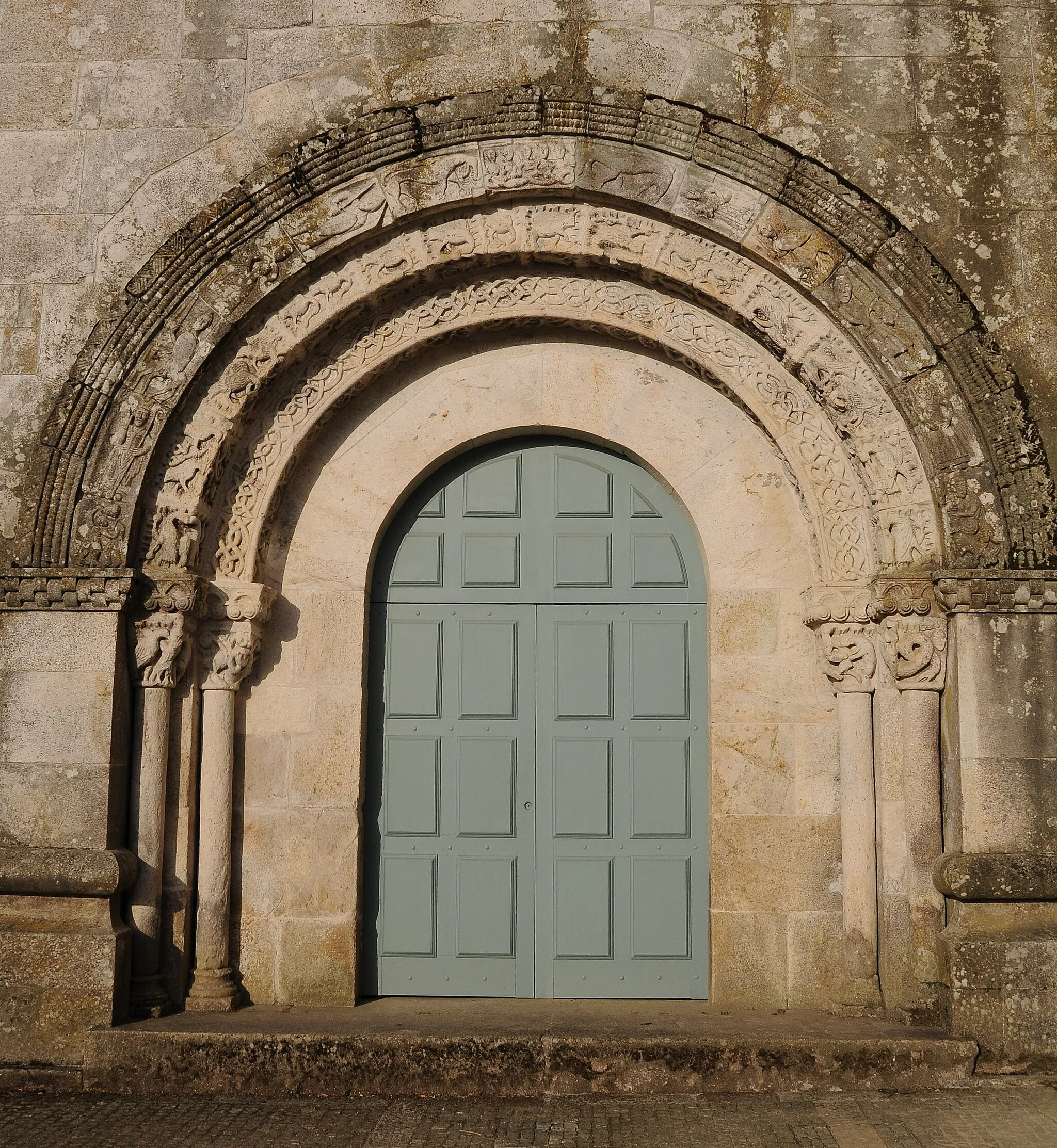 Photo showing: Romanesque archivolted Portal in Vilar de Frades, Barcelos, Portugal.