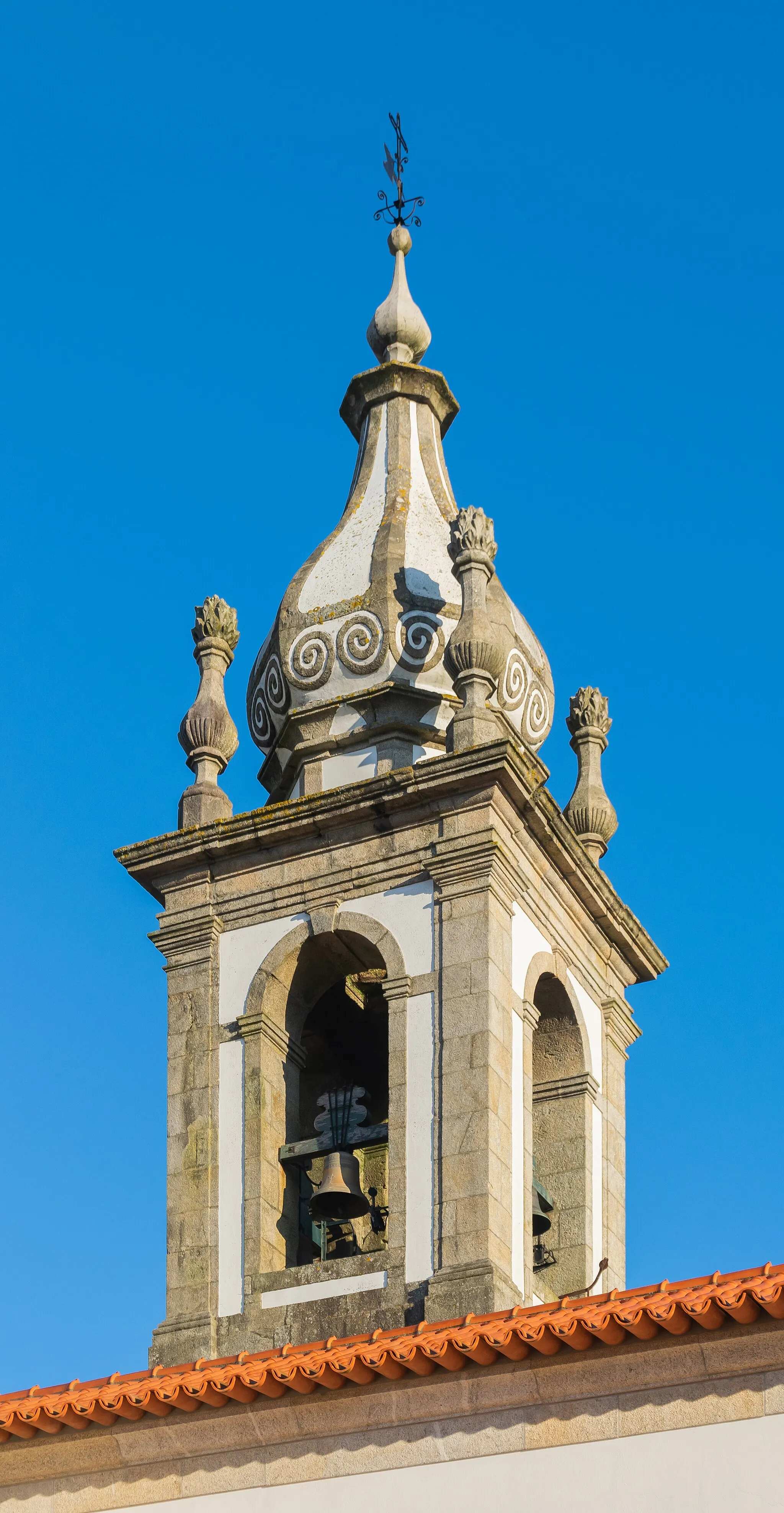 Photo showing: Bell tower of the Saint Andrew church in Barcelinhos, municipality of Barcelos, Portugal