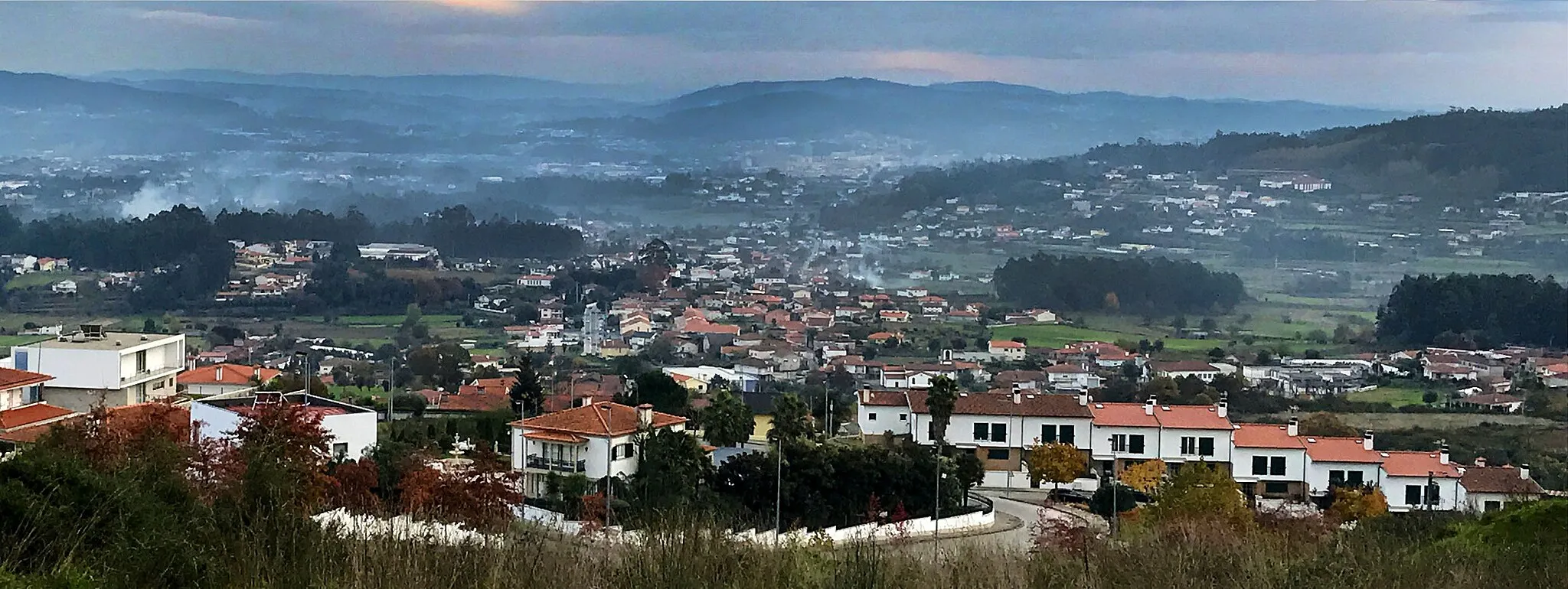 Photo showing: View of the parish of Carapeços.