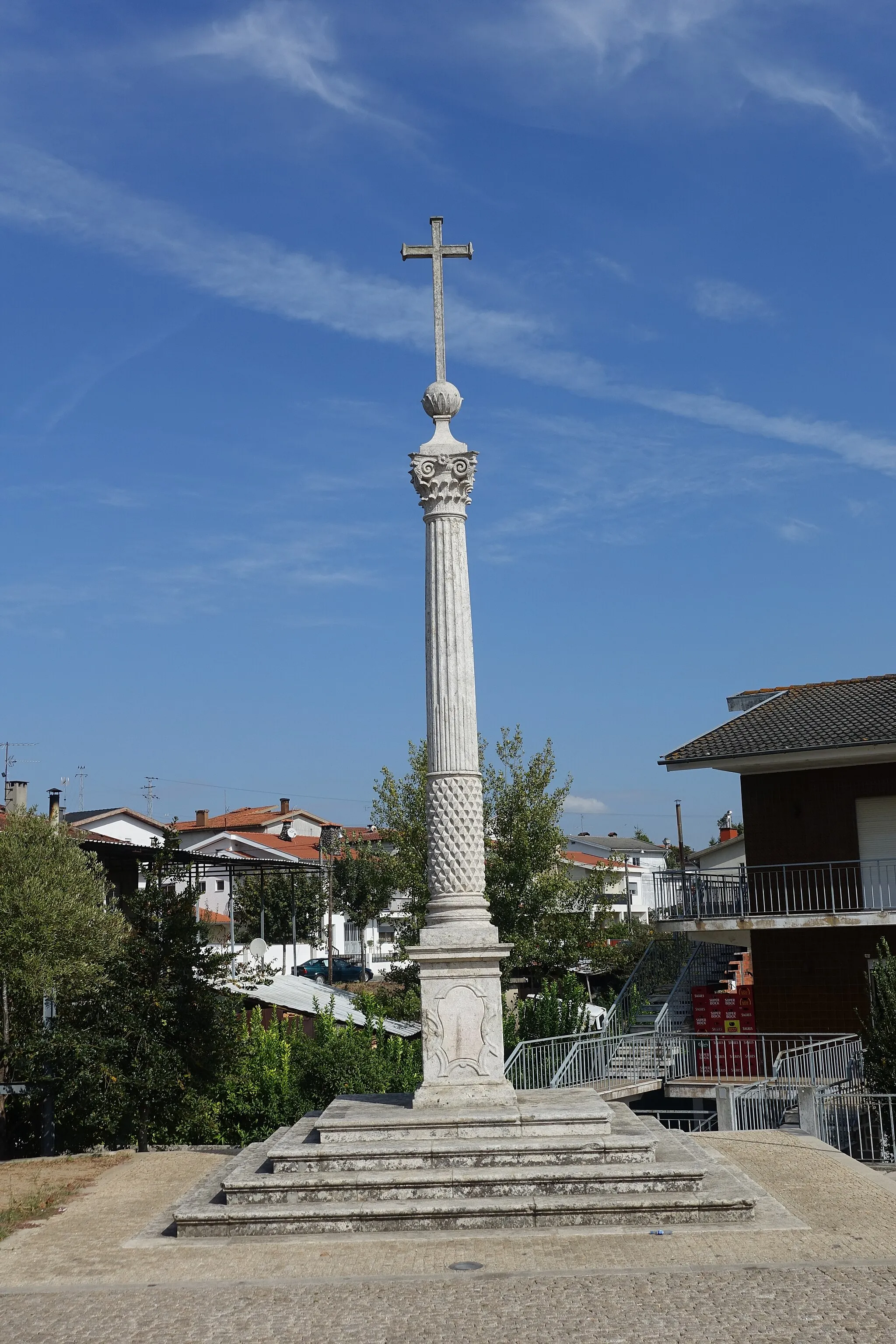 Photo showing: Wayside cross in Pousa, Barcelos, Portugal.