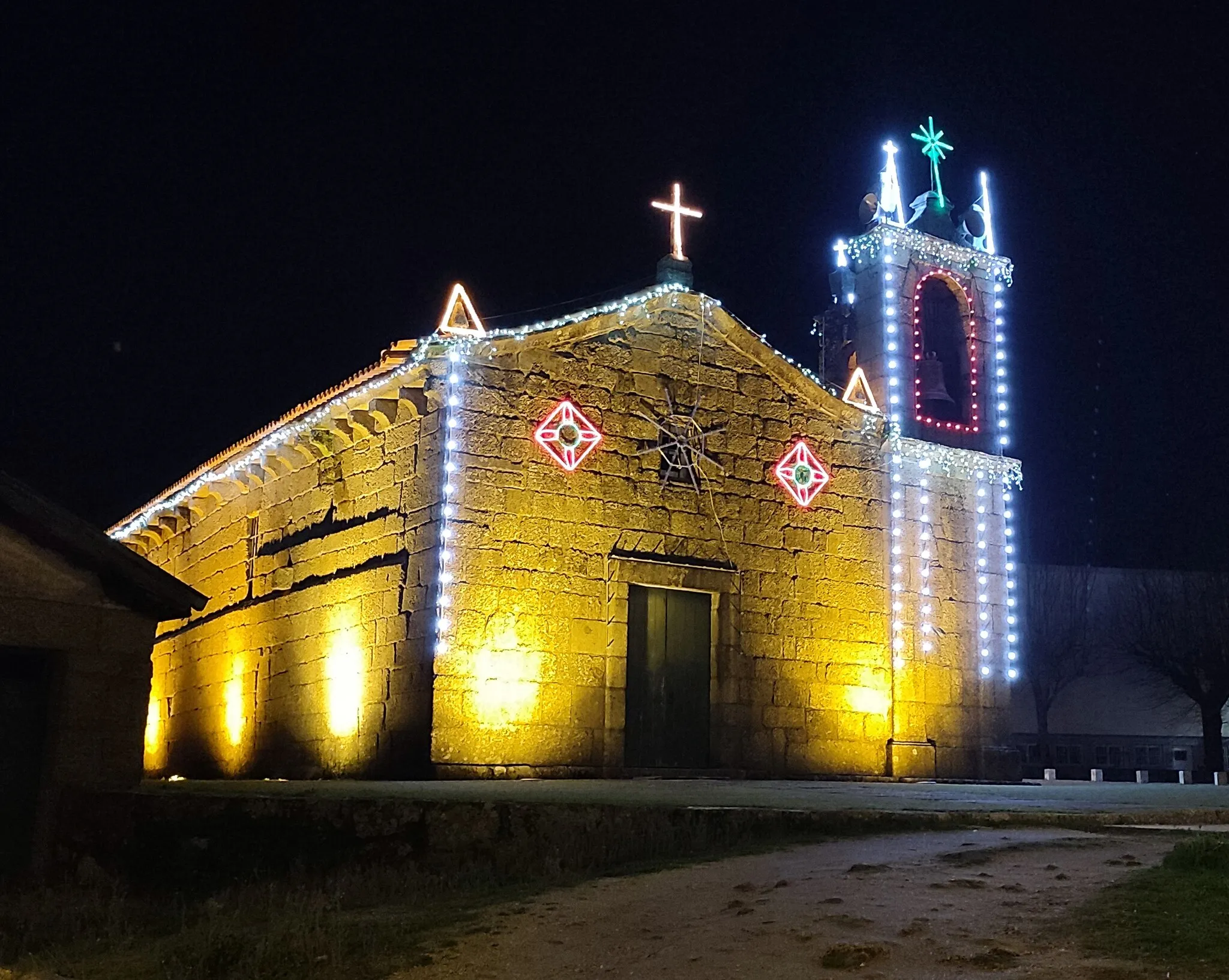 Photo showing: Igreja Matriz de São Martinho de Candoso com iluminação de Natal em 2021