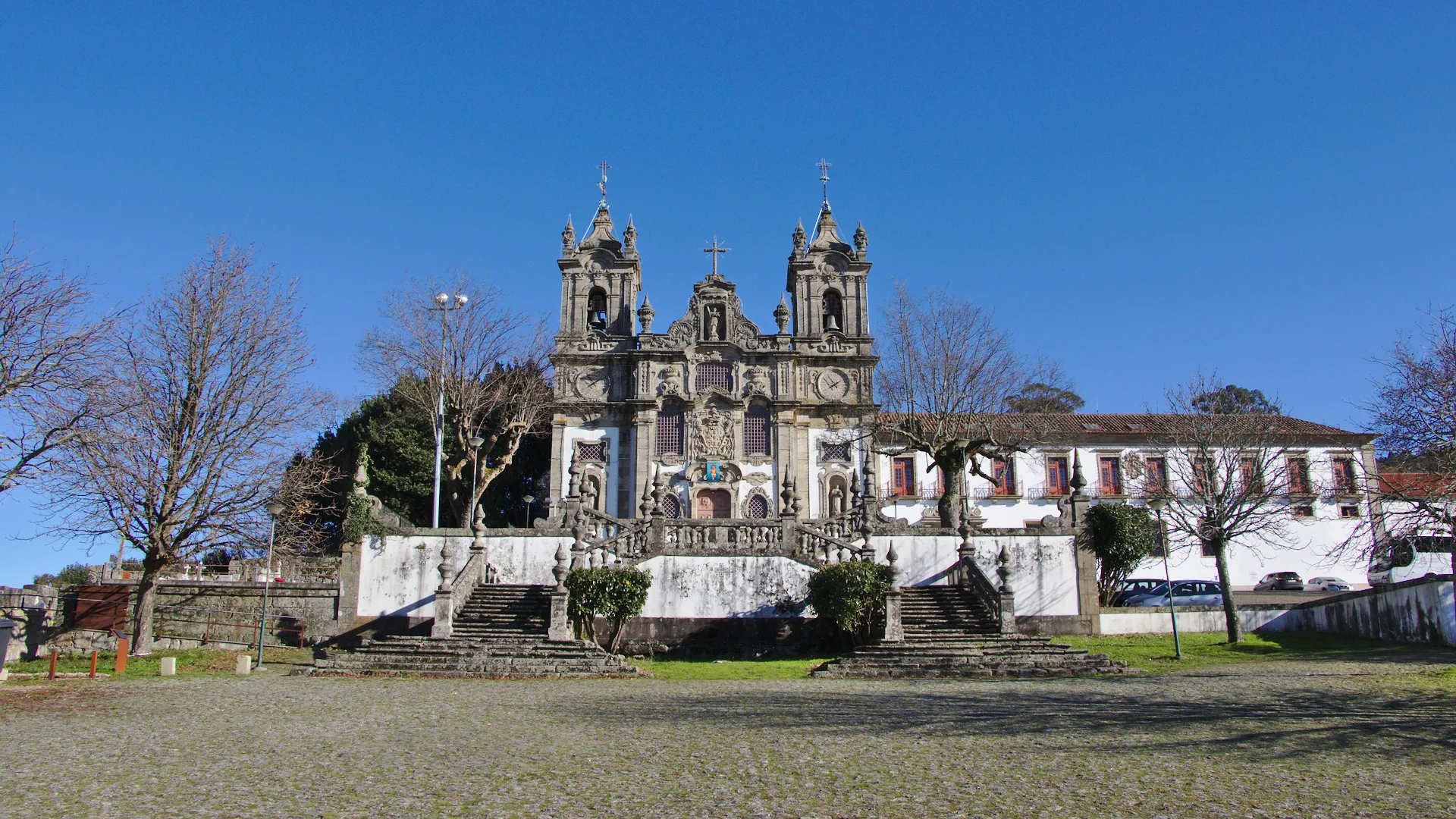 Photo showing: Pousada do Mosteiro de Guimarães. Cemitério à esquerda, igreja ao centro e dormitórios à direita.
