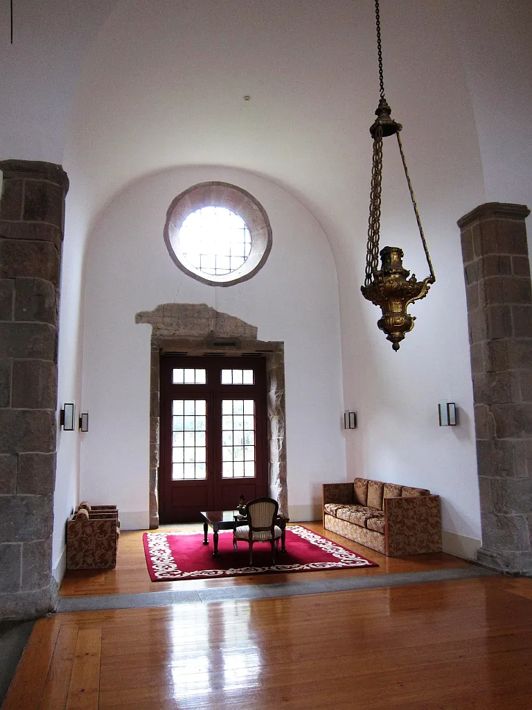 Photo showing: Seating nook in a hallway at the Pousada de Santa Marinha, Guimarães. This former monastery was largely destroyed by a fire in 1951 and later renovated to delightful effect by architect Fernando Távora .