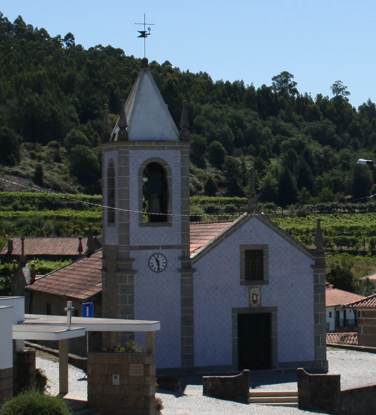 Photo showing: Leitões village with the parish church, July 2017