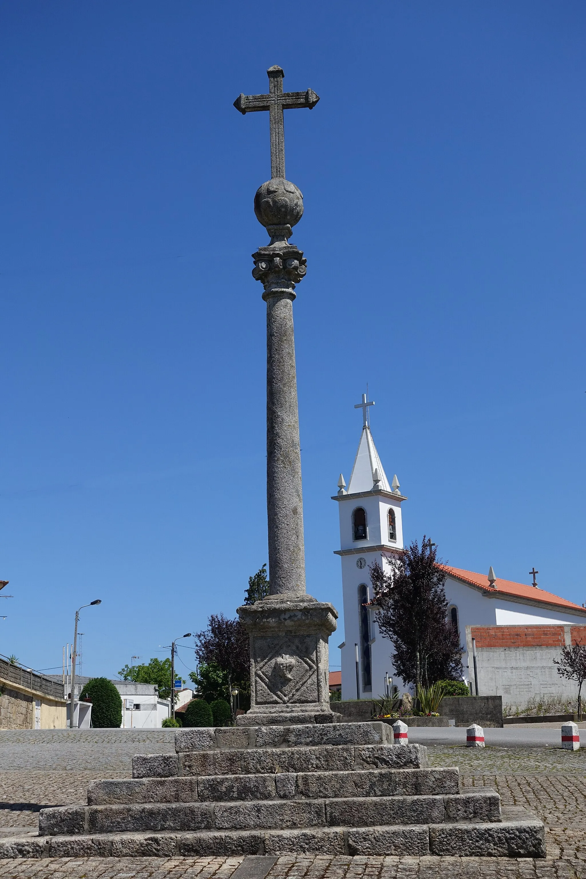 Photo showing: Wayside cross in Cabreiros, Braga, Portugal.