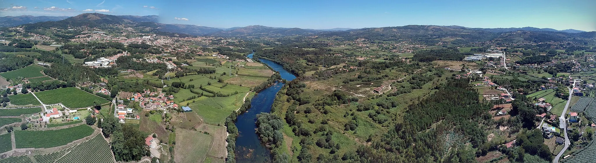 Photo showing: Aerial photograph of Cávado River in Navarra Braga, Portugal.