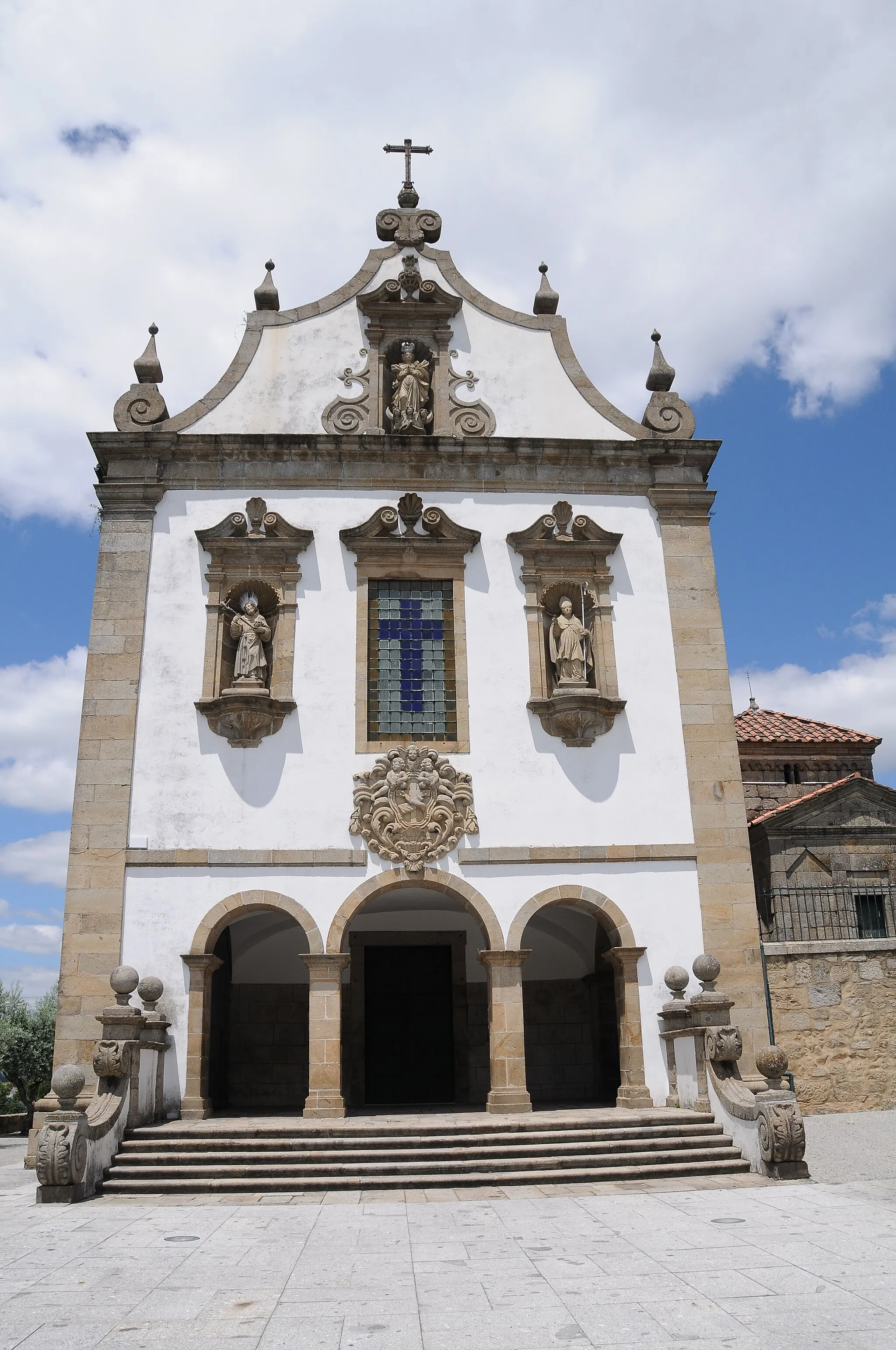 Photo showing: Real Church, in Real, Braga, Portugal.
On the right side of the church, we can see the Saint Frutuoso Chapel