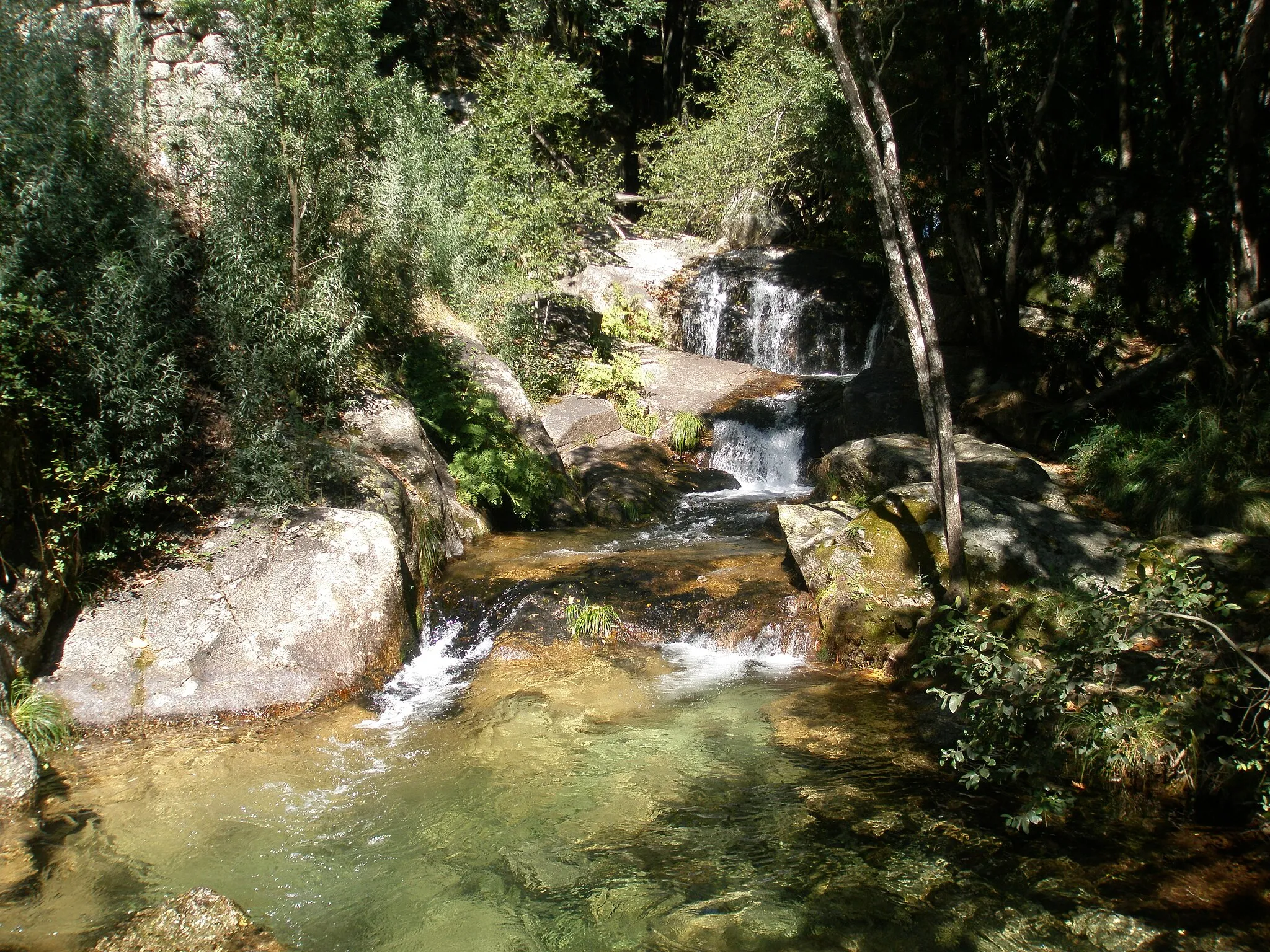 Photo showing: As águas cristalina do Rio Nava