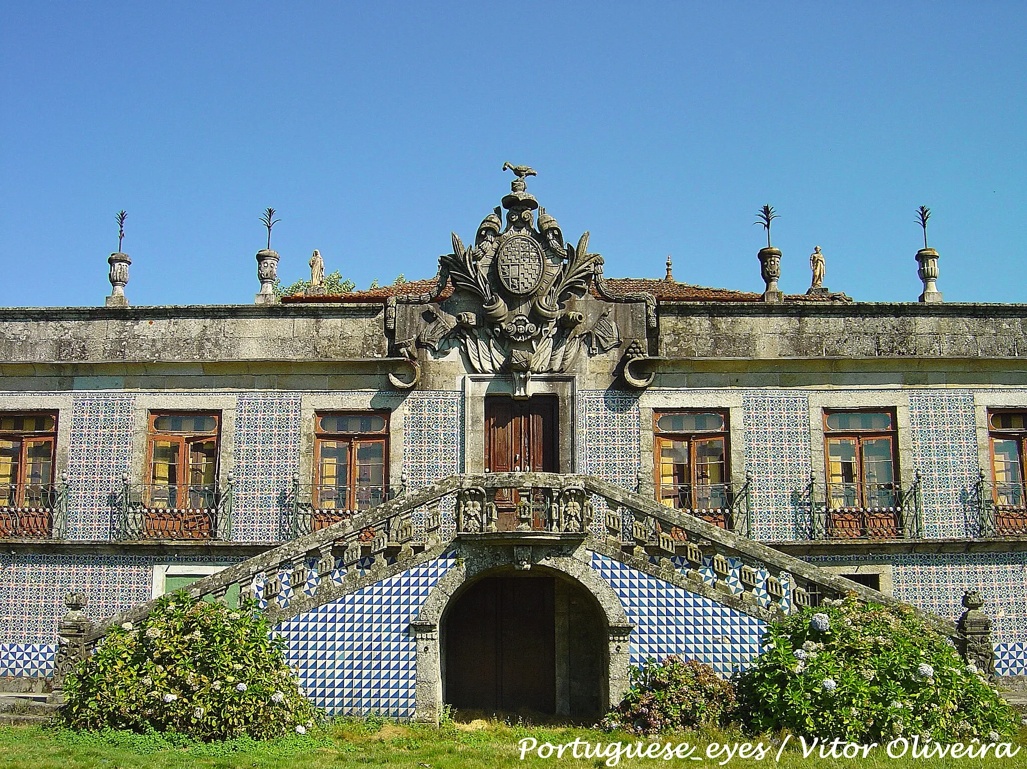 Photo showing: Casa solarenga construída nos séculos XVII e XVIII, em que se destacam o brasão sobre a porta de entrada e as colunas de granito ao longo da cornija. Possui uma capela datada de 1632.

See where this picture was taken. [?]