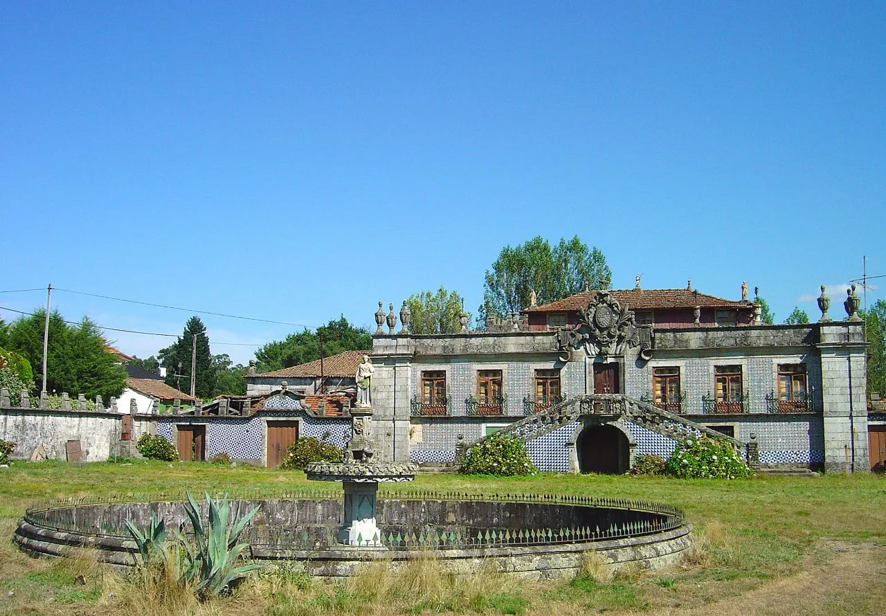 Photo showing: Casa solarenga construída nos séculos XVII e XVIII, em que se destacam o brasão sobre a porta de entrada e as colunas de granito ao longo da cornija. Possui uma capela datada de 1632.

See where this picture was taken. [?]