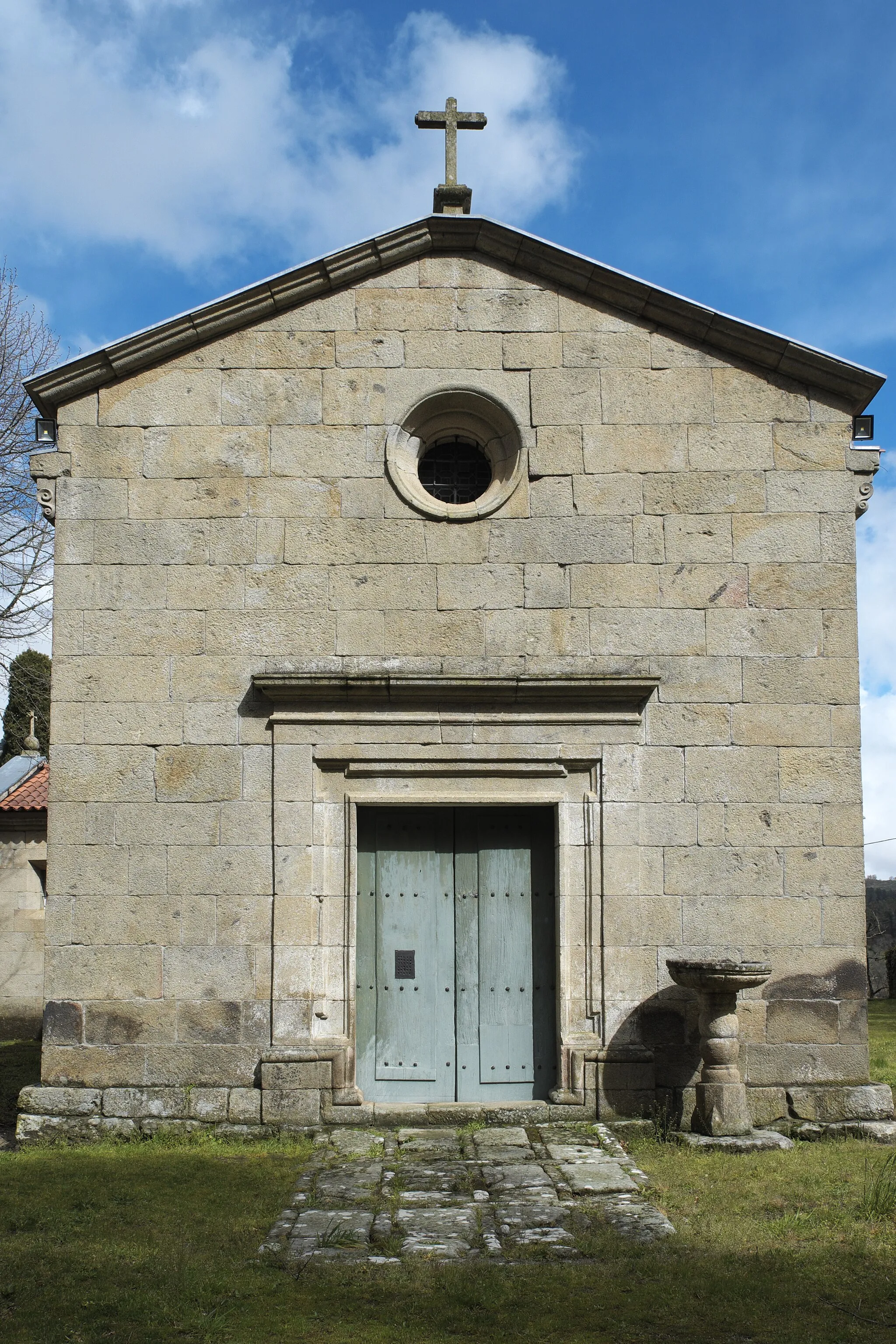 Photo showing: Romanische Pfarrkirche Santa Maria in Covas do Barroso, einer Freguesia von Boticas in der Região Norte (Portugal)