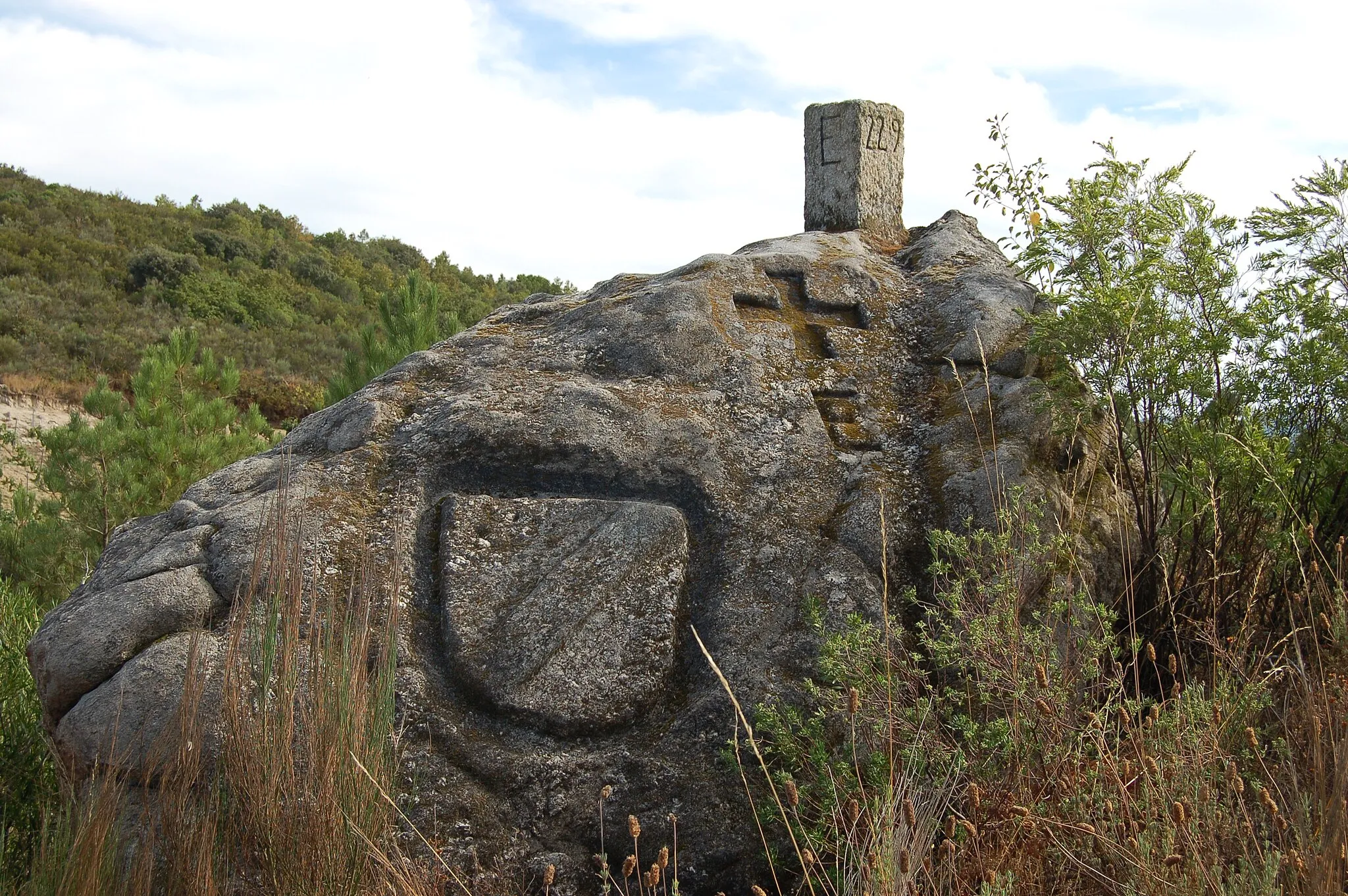 Photo showing: Marco 229 da fronteira entre España e Portugal, da Portella de Wamba, no camiño entre Cambedo e San Cibrao