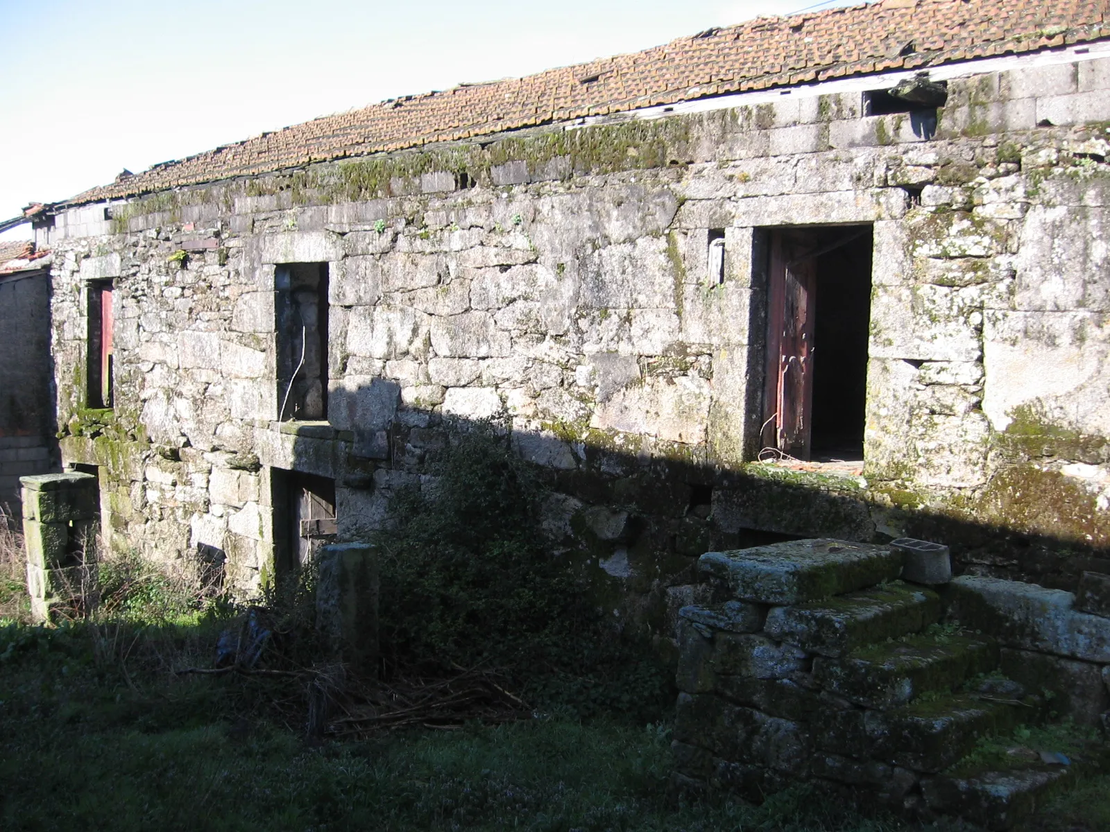 Photo showing: Casa construída sobre a fronteira anterior a 1864. A porta da direita estaria em antigo território espanhol, Soutelinho da Raia, Chaves, Portugal.