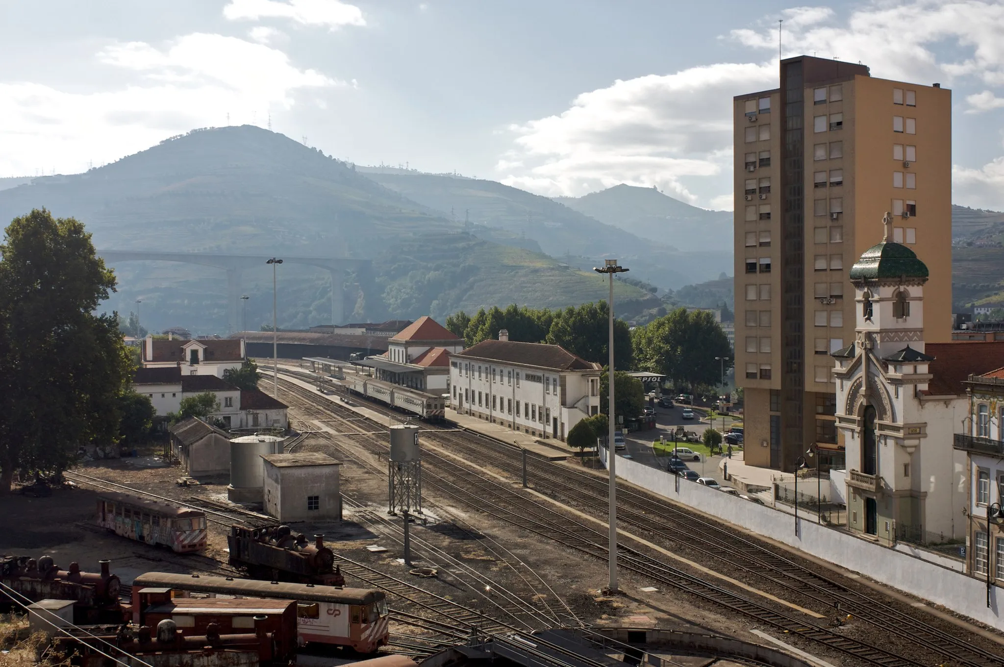 Photo showing: Tipo: E [Estação]
Local: Peso da Régua Linha do Douro, PK 103 • Linha do Corgo, PK 0,0]

Data e hora: 2 de Outubro de 2010 [10h20]