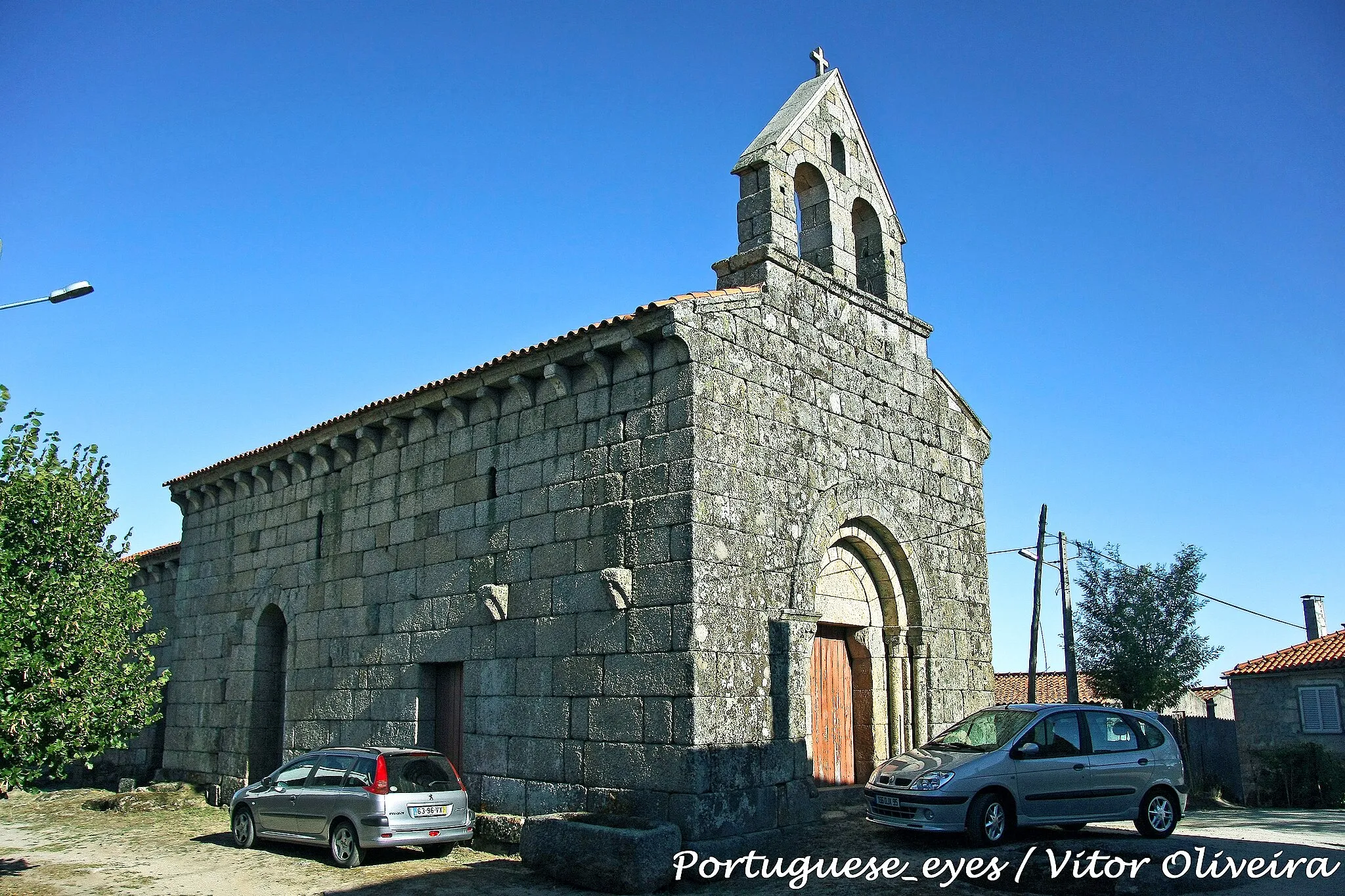 Photo showing: Moreira de Rei foi uma importante localidade do Interior Beirão nos conturbados tempos de afirmação do mundo asturiano-leonês no Ocidente peninsular. Fazendo parte do complexo militar que, pelos meados do século IX, passou para a posse do Mosteiro de Guimarães, o primeiro templo incluía uma necrópole de sepulturas escavadas na rocha localizadas no adro da igreja actual. Esta, é posterior, estilisticamente conotada com o Românico tardio, quando a autoridade portuguesa estava já estabelecida. O orago, todavia, manteve-se da igreja pré-românica. É um templo de dimensões modestas, comum na nossa arquitectura religiosa dos séculos XII e XIII, de nave única a que se adossa capela-mor rectangular, mais baixa e estreita que o corpo. O portal principal é em arco de volta perfeita, de duas arquivoltas assentes em colunelos de capitéis sumariamente decorados com motivos vegetalistas. Do lado Sul, existe uma remodelada porta de acesso ao interior, onde ainda se pode ver a curvatura do arco original, levemente apontado. Neste alçado, subsistem as mísulas de apoio de um desaparecido alpendre. O interior é marcado pelo arco triunfal, quase a pleno centro e decorado com moldura exterior geométrica.A história do monumento acompanhou o declínio da própria localidade, facto que levou à ruína do edifício pelo final da época moderna. Em 1853, ano em que Alexandre Herculano visitou a vila, a igreja estava destelhada e arruinada. Só em 1959 se deu início ao processo de restauro (melhor dizendo: de reconstrução), a cargo da DGEMN, que conferiu o actual aspecto ao conjunto. moreiraderei.info/wordpress/monumentos/igreja-de-sta-mari...

See where this picture was taken. [?]