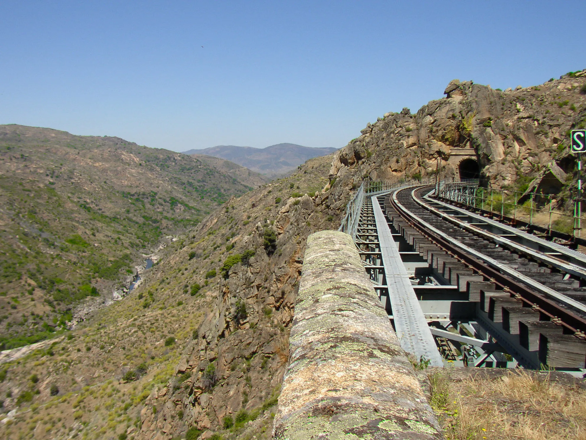 Photo showing: Línea La Fuente San Esteban–La Fregeneda–Barca de Alba. Ruta de los túneles, entre la La Fregeneda y el muelle de Vega de Terrón.