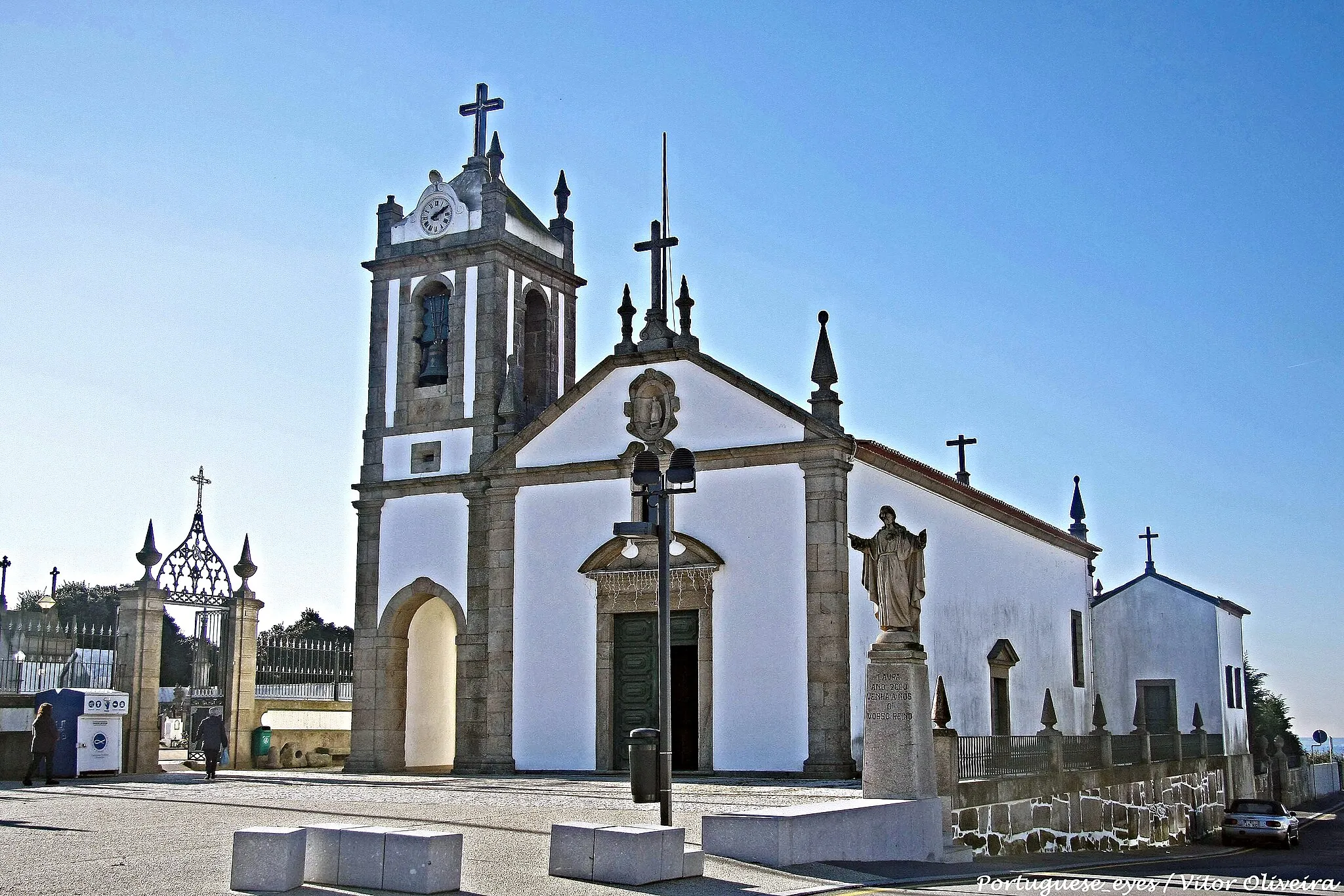 Photo showing: A Igreja Paroquial de Lavra, construída no século XVIII (1721), não tem um estilo arquitetónico definido; porém, no altar, agrega o estilo Rococó e o Barroco. A Torre dos Sinos é das mais antigas da região. www.perafita-lavra-santacruzbispo.pt/index.php/pages/page/79