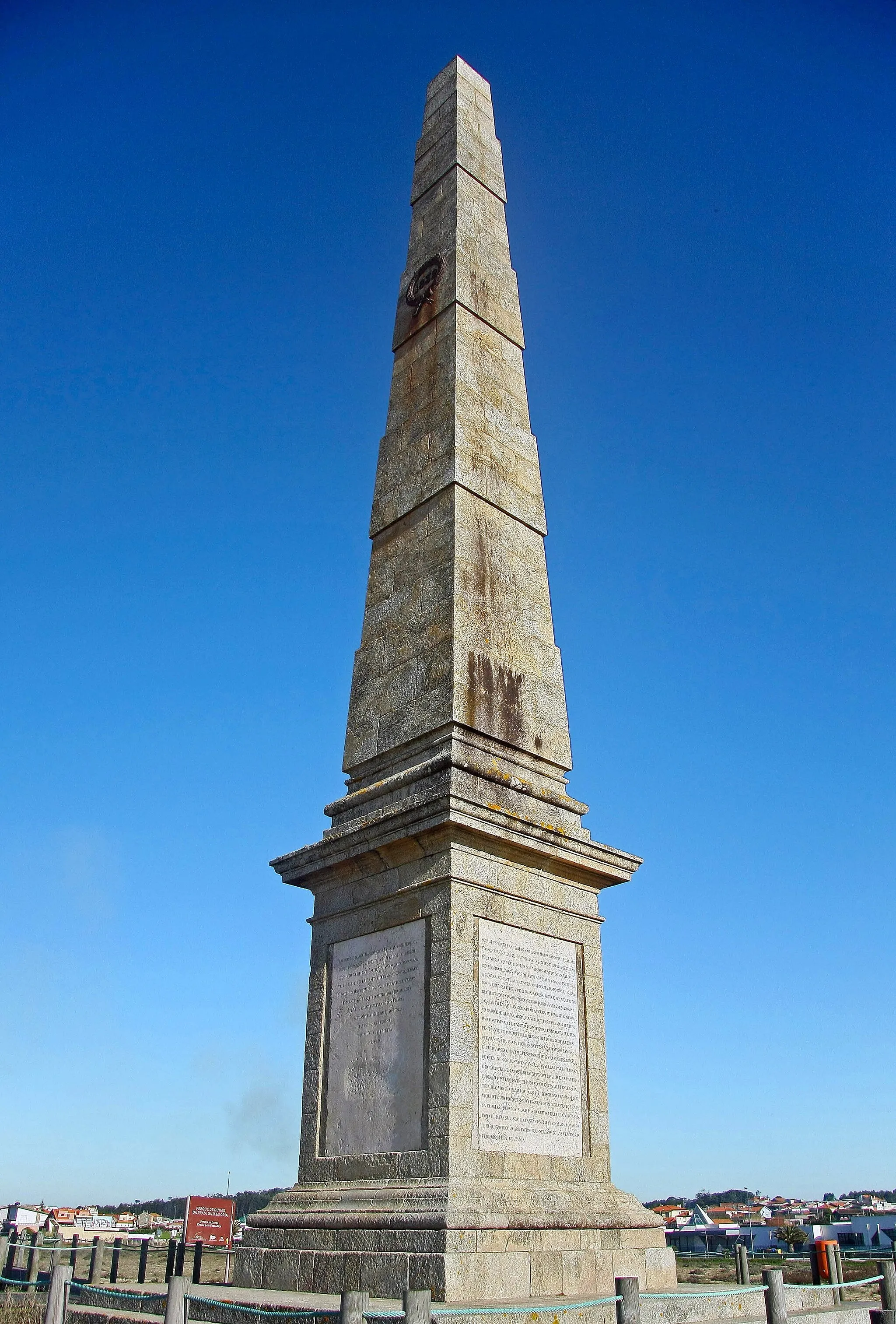 Photo showing: O Obelisco da Praia da Memória ou Obelisco da Memória é um obelisco em Matosinhos, Portugal, cuja construção foi efetuada em memória do desembarque de 8 de julho de 1832, ocorrido na praia junto a Arnosa do Pampelido, entre as freguesias de Perafita e de Lavra do concelho de Matosinhos.
O desembarque foi o da esquadra comandada por D. Pedro IV composta por um exército de 7500 homens, com o intuito de instaurar no país um regime moderno e liberal. A escolha do local apanhou de surpresa o exército absolutista uma vez que este esperava um ataque a Lisboa, pelo que a defesa do Norte tinha sido desguarnecida. Após o desembarque o chamado “Exército Libertador” seguiu para o Porto onde entrou se problemas no dia 9 de julho, e onde resistiu heroicamente durante um ano durante o “Cerco do Porto”.
A assinalar o local do desembarque foi erguido, por subscrição pública, um obelisco destinado a lembrar este acontecimento. O lançamento da primeira pedra foi em 1 de dezembro de 1840, no dia em que se comemoravam 200 anos da restauração da independência portuguesa. Só 24 anos depois ficou concluído o monumento, sendo classificado como monumento nacional em 1880.
O obelisco é construído em granito e inclui referências à data do desembarque em duas coroas metálicas colocadas no topo. Os quatro painéis calcários na base referem a iniciativa da construção do monumento, os nomes de alguns dos comandantes do “Exército Libertador” e a proclamação que D. Pedro IV fez aos soldados antes do desembarque.

O obelisco foi restaurado em 2001 por iniciativa da Câmara Municipal de Matosinhos. pt.wikipedia.org/wiki/Obelisco_da_Praia_da_Mem%C3%B3ria